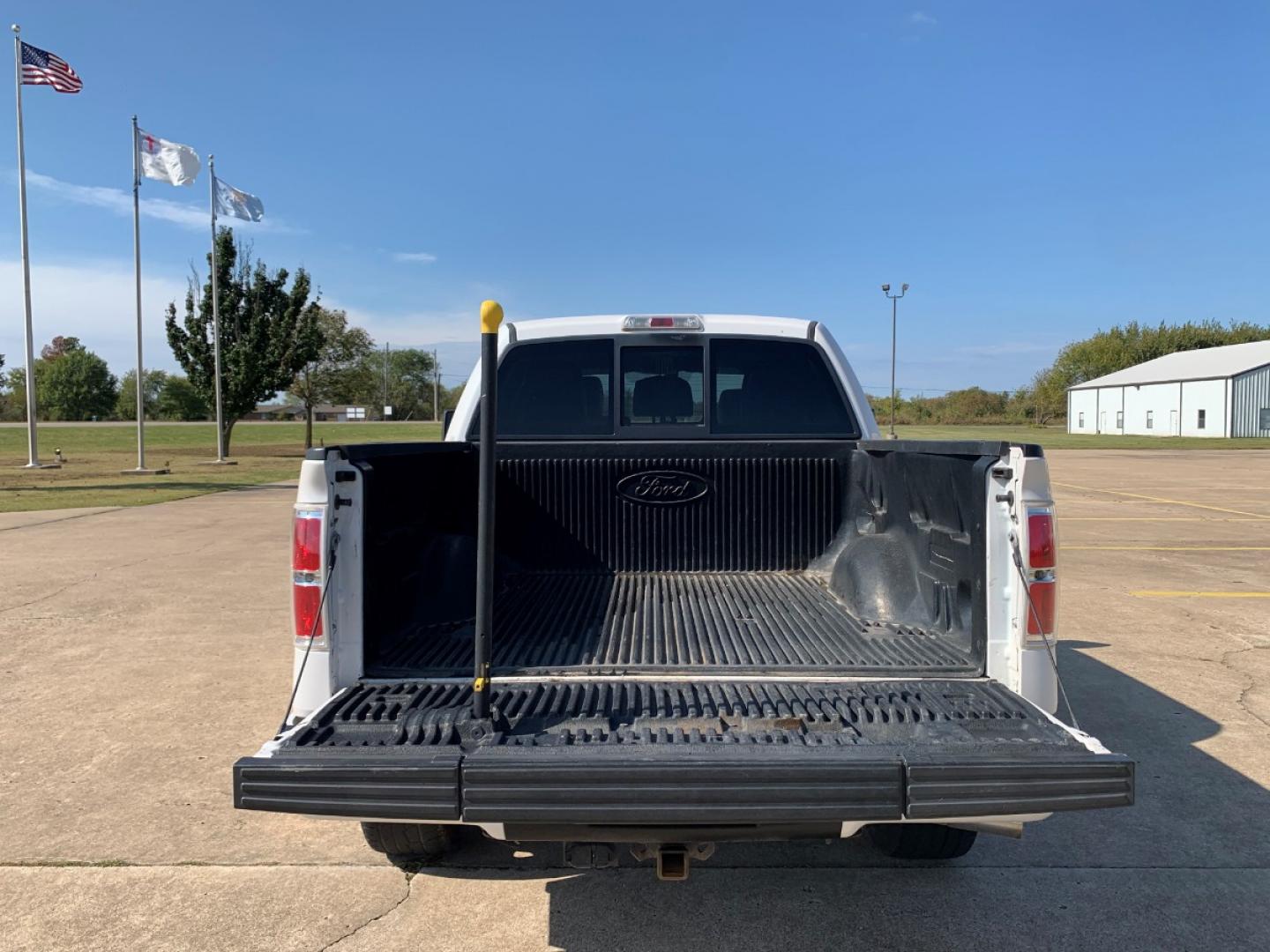 2012 White Ford F-150 XLT PLATINUM SUPER CREW 5.5-FT. BED 4WD (1FTFW1E66CF) with an 6.2L V8 SOHC 16V engine, 6-Speed Automatic transmission, located at 17760 Hwy 62, Morris, OK, 74445, (918) 733-4887, 35.609104, -95.877060 - 2012 FORD F-150 XLT PLATINUM 6.2L V8 4X4. THIS TRUCK RUNS ON GASOLINE AND FEATURES REMOTE KEYLESS ENTRY, REMOTE LOCKING SYSTEM, POWER LOCKS, POWER WINDOWS, POWER MIRRORS, POWER SEATS, TILT WHEEL, MULTIFUNCTION STEERING WHEEL CONTROLS, AM/FM RADIO, CD PLAYER, BLUETOOTH, NAVIGATION, BACKUP CAMERA, LEA - Photo#18