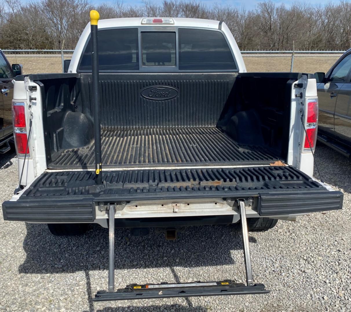 2012 White Ford F-150 XLT PLATINUM SUPER CREW 5.5-FT. BED 4WD (1FTFW1E66CF) with an 6.2L V8 SOHC 16V engine, 6-Speed Automatic transmission, located at 17760 Hwy 62, Morris, OK, 74445, (918) 733-4887, 35.609104, -95.877060 - 2012 FORD F-150 XLT PLATINUM 6.2L V8 4X4. THIS TRUCK RUNS ON GASOLINE AND FEATURES REMOTE KEYLESS ENTRY, REMOTE LOCKING SYSTEM, POWER LOCKS, POWER WINDOWS, POWER MIRRORS, POWER SEATS, TILT WHEEL, MULTIFUNCTION STEERING WHEEL CONTROLS, AM/FM RADIO, CD PLAYER, BLUETOOTH, NAVIGATION, BACKUP CAMERA, LEA - Photo#19