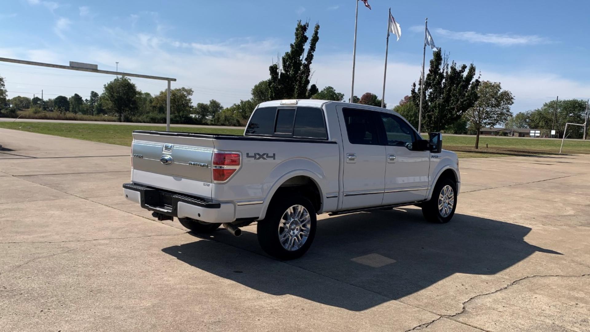 2012 White Ford F-150 XLT PLATINUM SUPER CREW 5.5-FT. BED 4WD (1FTFW1E66CF) with an 6.2L V8 SOHC 16V engine, 6-Speed Automatic transmission, located at 17760 Hwy 62, Morris, OK, 74445, (918) 733-4887, 35.609104, -95.877060 - 2012 FORD F-150 XLT PLATINUM 6.2L V8 4X4. THIS TRUCK RUNS ON GASOLINE AND FEATURES REMOTE KEYLESS ENTRY, REMOTE LOCKING SYSTEM, POWER LOCKS, POWER WINDOWS, POWER MIRRORS, POWER SEATS, TILT WHEEL, MULTIFUNCTION STEERING WHEEL CONTROLS, AM/FM RADIO, CD PLAYER, BLUETOOTH, NAVIGATION, BACKUP CAMERA, LEA - Photo#4