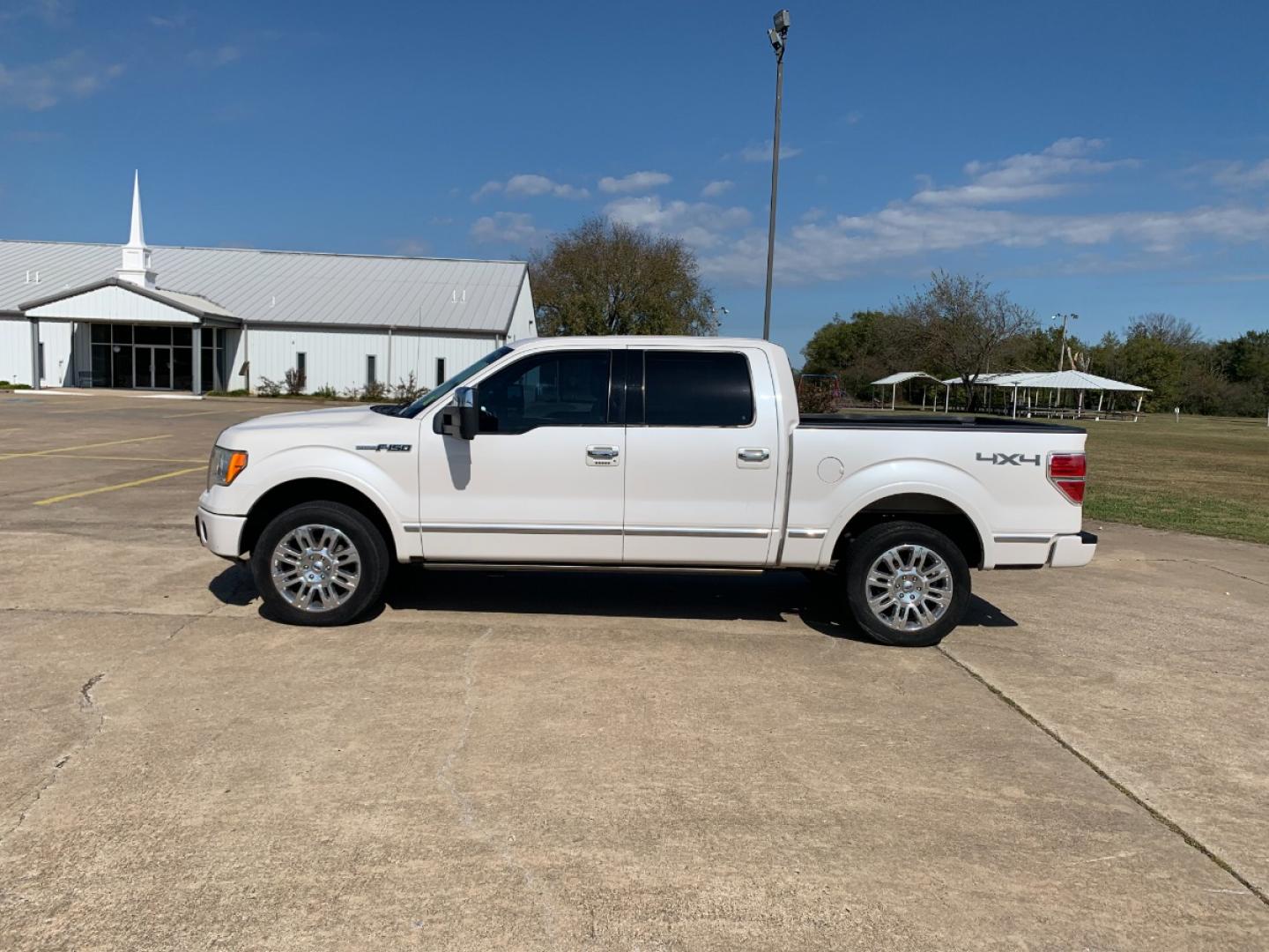 2012 White Ford F-150 XLT PLATINUM SUPER CREW 5.5-FT. BED 4WD (1FTFW1E66CF) with an 6.2L V8 SOHC 16V engine, 6-Speed Automatic transmission, located at 17760 Hwy 62, Morris, OK, 74445, (918) 733-4887, 35.609104, -95.877060 - 2012 FORD F-150 XLT PLATINUM 6.2L V8 4X4. THIS TRUCK RUNS ON GASOLINE AND FEATURES REMOTE KEYLESS ENTRY, REMOTE LOCKING SYSTEM, POWER LOCKS, POWER WINDOWS, POWER MIRRORS, POWER SEATS, TILT WHEEL, MULTIFUNCTION STEERING WHEEL CONTROLS, AM/FM RADIO, CD PLAYER, BLUETOOTH, NAVIGATION, BACKUP CAMERA, LEA - Photo#7