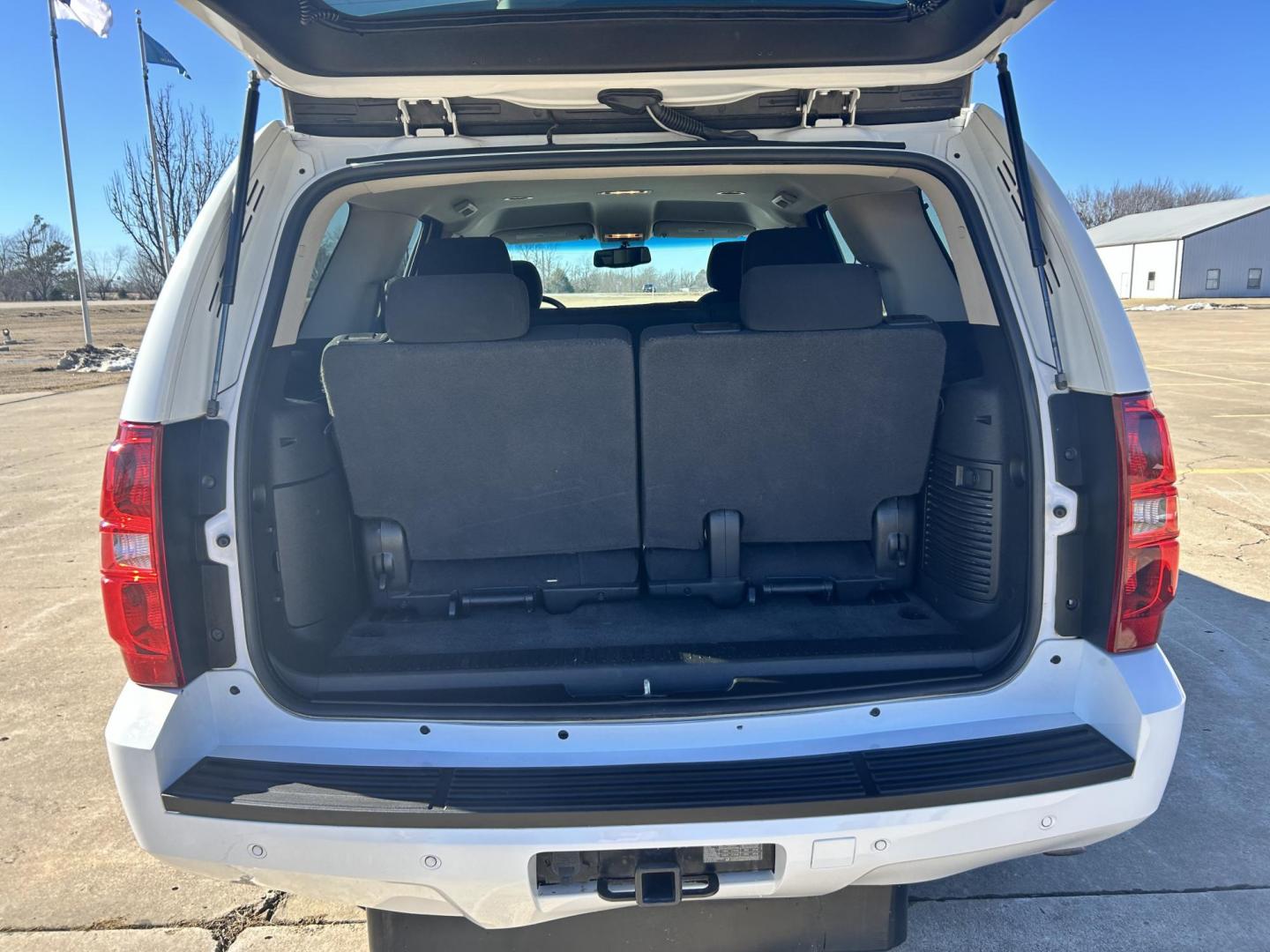 2012 White /BLACK Chevrolet Tahoe LS 4WD (1GNSKAE01CR) with an 5.3L V8 OHV 16V FFV engine, 6-Speed Automatic transmission, located at 17760 Hwy 62, Morris, OK, 74445, (918) 733-4887, 35.609104, -95.877060 - Photo#19