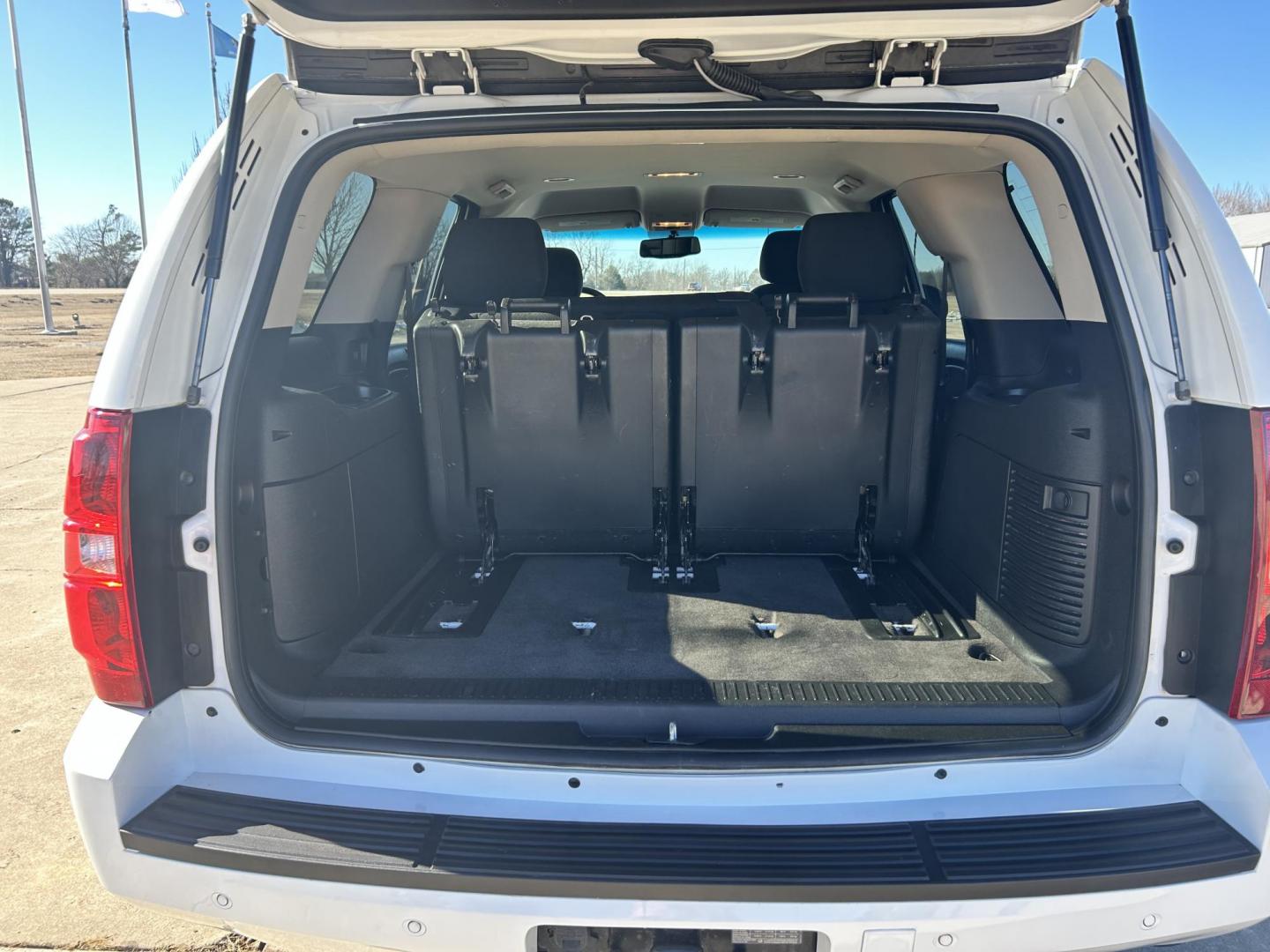 2012 White /BLACK Chevrolet Tahoe LS 4WD (1GNSKAE01CR) with an 5.3L V8 OHV 16V FFV engine, 6-Speed Automatic transmission, located at 17760 Hwy 62, Morris, OK, 74445, (918) 733-4887, 35.609104, -95.877060 - Photo#20