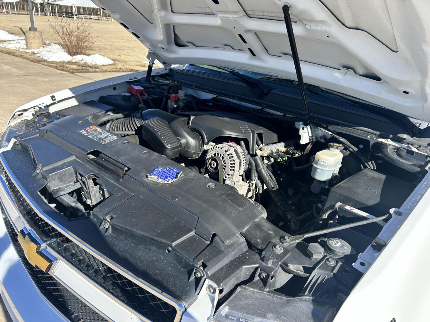 2012 White /BLACK Chevrolet Tahoe LS 4WD (1GNSKAE01CR) with an 5.3L V8 OHV 16V FFV engine, 6-Speed Automatic transmission, located at 17760 Hwy 62, Morris, OK, 74445, (918) 733-4887, 35.609104, -95.877060 - Photo#24