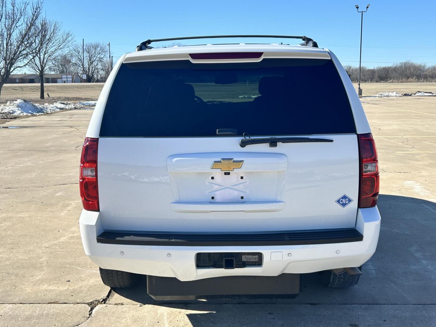 2012 White /BLACK Chevrolet Tahoe LS 4WD (1GNSKAE01CR) with an 5.3L V8 OHV 16V FFV engine, 6-Speed Automatic transmission, located at 17760 Hwy 62, Morris, OK, 74445, (918) 733-4887, 35.609104, -95.877060 - Photo#4