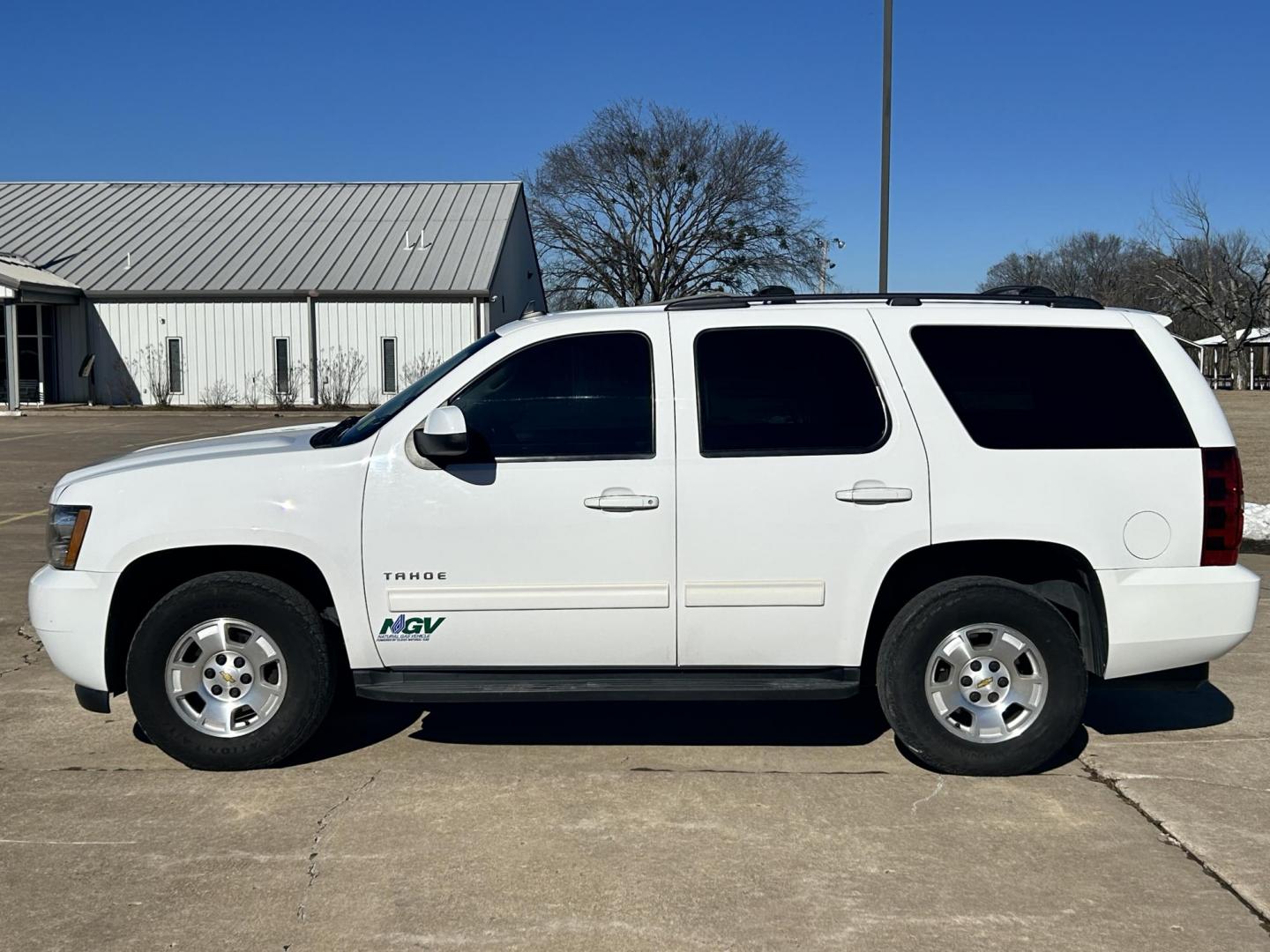 2012 White /BLACK Chevrolet Tahoe LS 4WD (1GNSKAE01CR) with an 5.3L V8 OHV 16V FFV engine, 6-Speed Automatic transmission, located at 17760 Hwy 62, Morris, OK, 74445, (918) 733-4887, 35.609104, -95.877060 - Photo#8