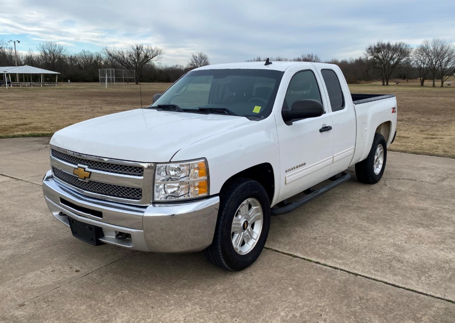 2012 White Chevrolet Silverado 1500 LT Ext. Cab Long Box 4WD (1GCRKSE71CZ) with an 5.3L V8 OHV 16V FFV engine, 6-Speed Automatic transmission, located at 17760 Hwy 62, Morris, OK, 74445, (918) 733-4887, 35.609104, -95.877060 - 2012 CHEVY SILVERADO 1500 Z71 5.3L V8 4WD. RUNS ON REGULAR GASOLINE. FEATURES POWER LOCKS, POWER WINDOWS, POWER MIRRORS, TILT WHEEL, STEERING WHEEL CONTROLS, AM/FM STEREO, CD PLAYER, AUX PORT, BLUETOOTH FOR HANDS-FREE CALLING, ONSTAR, CRUISE CONTROL, TRACTION CONTROL, CLOTH INTERIOR SEATS, RUNNING B - Photo#0