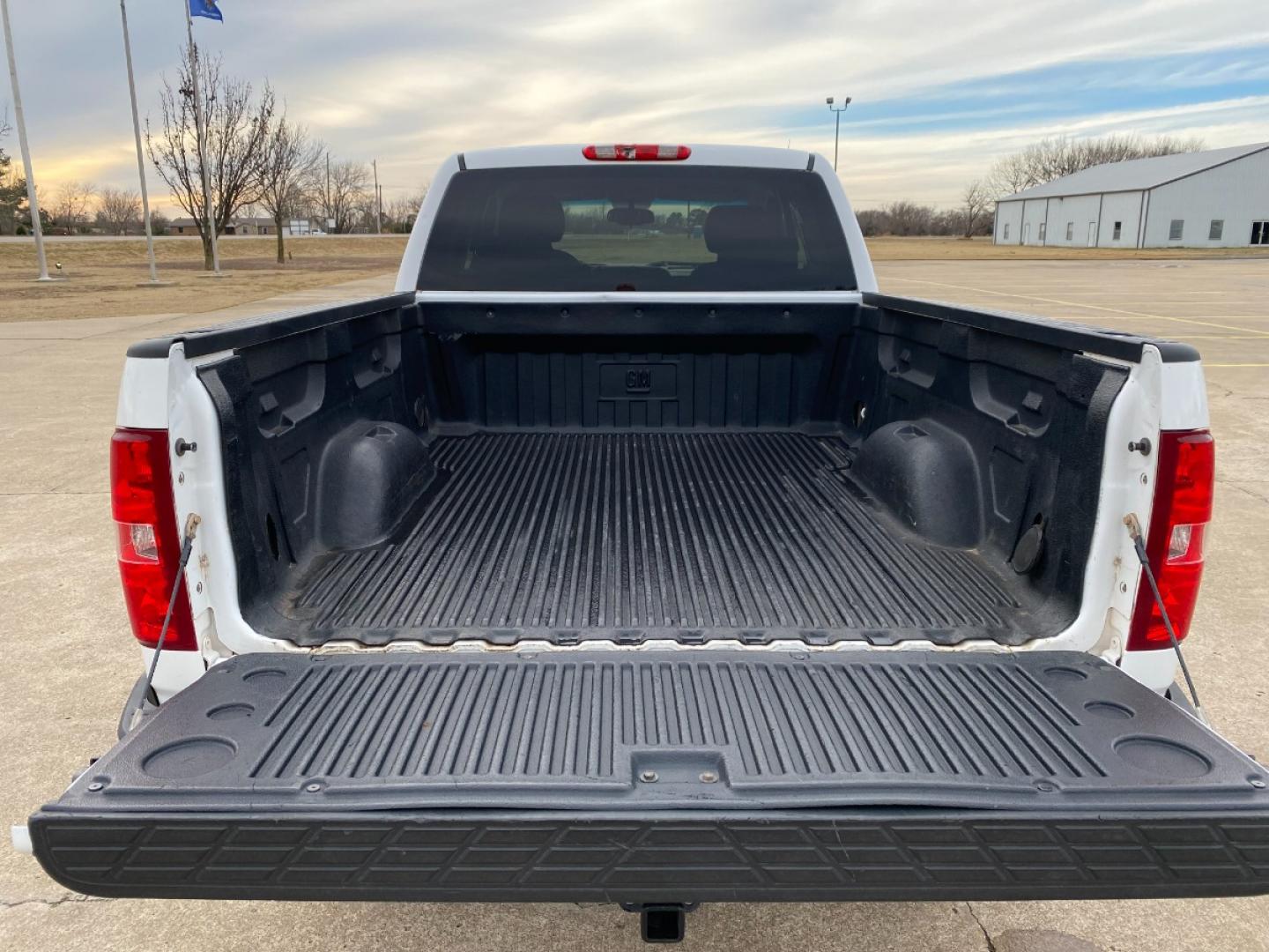 2012 White Chevrolet Silverado 1500 LT Ext. Cab Long Box 4WD (1GCRKSE71CZ) with an 5.3L V8 OHV 16V FFV engine, 6-Speed Automatic transmission, located at 17760 Hwy 62, Morris, OK, 74445, (918) 733-4887, 35.609104, -95.877060 - 2012 CHEVY SILVERADO 1500 Z71 5.3L V8 4WD. RUNS ON REGULAR GASOLINE. FEATURES POWER LOCKS, POWER WINDOWS, POWER MIRRORS, TILT WHEEL, STEERING WHEEL CONTROLS, AM/FM STEREO, CD PLAYER, AUX PORT, BLUETOOTH FOR HANDS-FREE CALLING, ONSTAR, CRUISE CONTROL, TRACTION CONTROL, CLOTH INTERIOR SEATS, RUNNING B - Photo#20