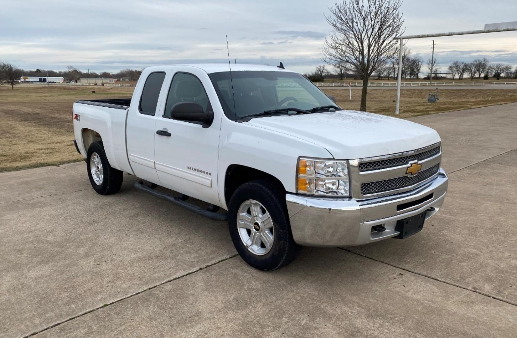 2012 White Chevrolet Silverado 1500 LT Ext. Cab Long Box 4WD (1GCRKSE71CZ) with an 5.3L V8 OHV 16V FFV engine, 6-Speed Automatic transmission, located at 17760 Hwy 62, Morris, OK, 74445, (918) 733-4887, 35.609104, -95.877060 - 2012 CHEVY SILVERADO 1500 Z71 5.3L V8 4WD. RUNS ON REGULAR GASOLINE. FEATURES POWER LOCKS, POWER WINDOWS, POWER MIRRORS, TILT WHEEL, STEERING WHEEL CONTROLS, AM/FM STEREO, CD PLAYER, AUX PORT, BLUETOOTH FOR HANDS-FREE CALLING, ONSTAR, CRUISE CONTROL, TRACTION CONTROL, CLOTH INTERIOR SEATS, RUNNING B - Photo#2