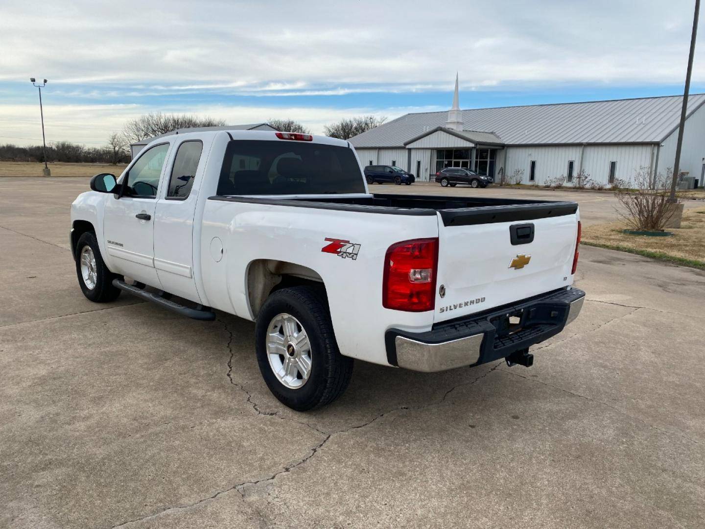 2012 White Chevrolet Silverado 1500 LT Ext. Cab Long Box 4WD (1GCRKSE71CZ) with an 5.3L V8 OHV 16V FFV engine, 6-Speed Automatic transmission, located at 17760 Hwy 62, Morris, OK, 74445, (918) 733-4887, 35.609104, -95.877060 - 2012 CHEVY SILVERADO 1500 Z71 5.3L V8 4WD. RUNS ON REGULAR GASOLINE. FEATURES POWER LOCKS, POWER WINDOWS, POWER MIRRORS, TILT WHEEL, STEERING WHEEL CONTROLS, AM/FM STEREO, CD PLAYER, AUX PORT, BLUETOOTH FOR HANDS-FREE CALLING, ONSTAR, CRUISE CONTROL, TRACTION CONTROL, CLOTH INTERIOR SEATS, RUNNING B - Photo#6