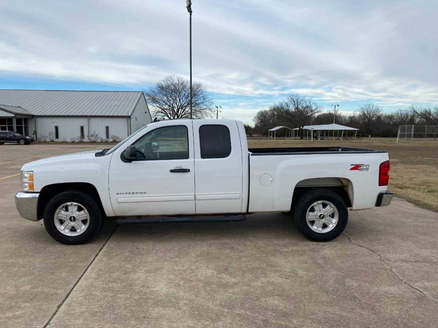 2012 White Chevrolet Silverado 1500 LT Ext. Cab Long Box 4WD (1GCRKSE71CZ) with an 5.3L V8 OHV 16V FFV engine, 6-Speed Automatic transmission, located at 17760 Hwy 62, Morris, OK, 74445, (918) 733-4887, 35.609104, -95.877060 - 2012 CHEVY SILVERADO 1500 Z71 5.3L V8 4WD. RUNS ON REGULAR GASOLINE. FEATURES POWER LOCKS, POWER WINDOWS, POWER MIRRORS, TILT WHEEL, STEERING WHEEL CONTROLS, AM/FM STEREO, CD PLAYER, AUX PORT, BLUETOOTH FOR HANDS-FREE CALLING, ONSTAR, CRUISE CONTROL, TRACTION CONTROL, CLOTH INTERIOR SEATS, RUNNING B - Photo#7