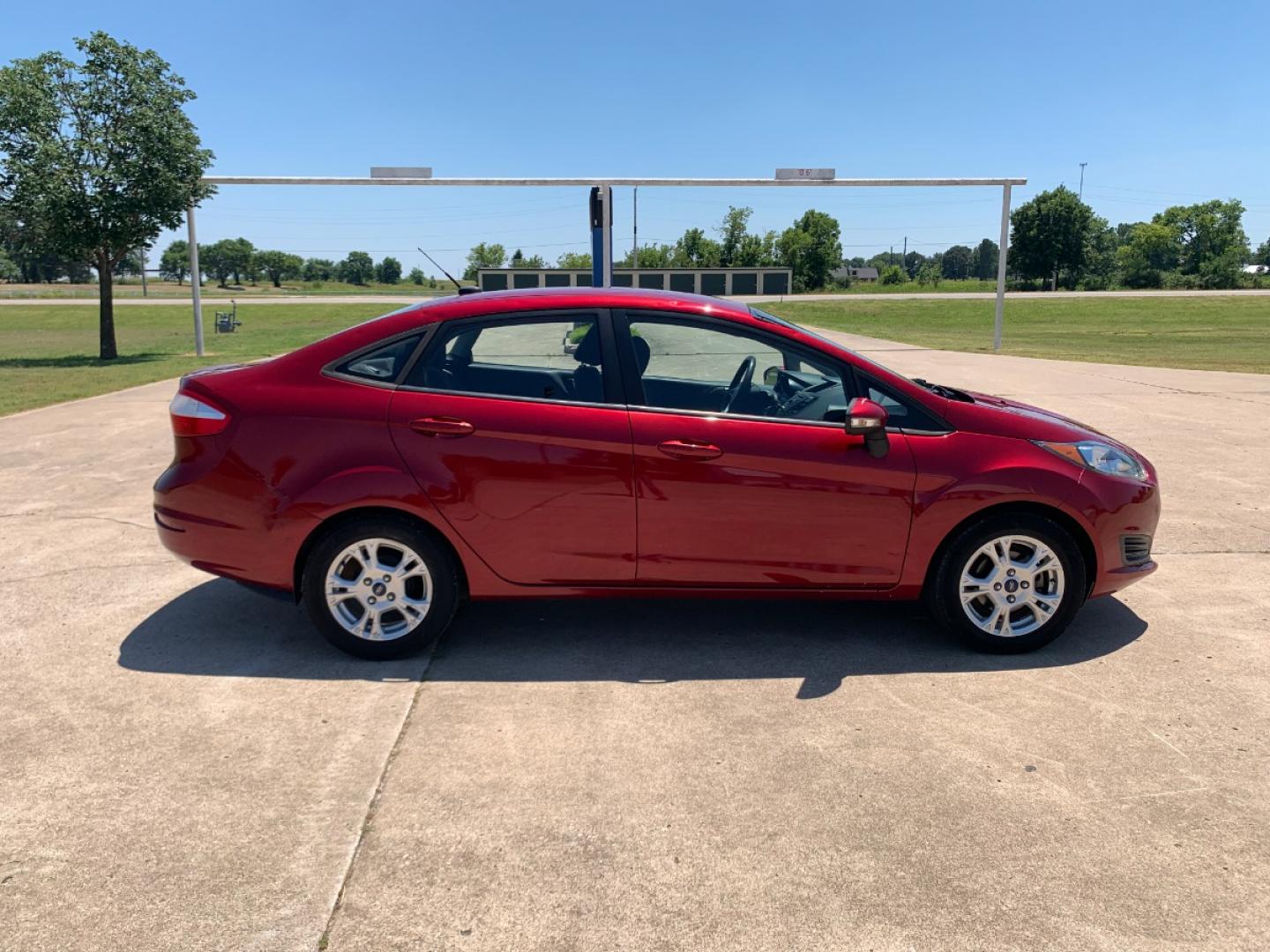 2014 RED Ford Fiesta SE Sedan (3FADP4BJ6EM) with an 1.6L L4 DOHC 16V engine, located at 17760 Hwy 62, Morris, OK, 74445, (918) 733-4887, 35.609104, -95.877060 - 2014 FORD FIESTA SE 1.6L 4 CYLINDER FWD, FEATURES KEYLESS ENTRY REMOTE, POWER LOCKS, POWER WINDOWS, POWER MIRRORS, MANUAL SEATS, AM/FM STEREO, CD PLAYER, BLUETOOTH, CLOTH SEATS, CRUISE CONTROL, HANDS-FREE CALLING, VOICE COMMAND CONTROL, MULTI-FUNCTION STEERING WHEEL CONTROLS. 108,726 MILES 195/60R15 - Photo#3