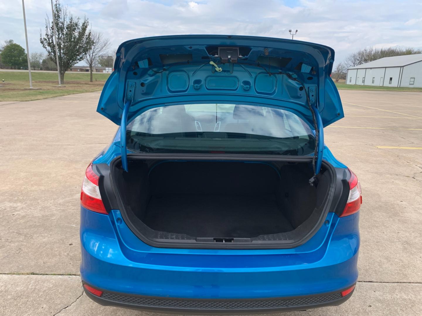 2014 BLUE Ford Focus SE Sedan (1FADP3F25EL) with an 2.0L L4 DOHC 16V engine, AUTOMATIC transmission, located at 17760 Hwy 62, Morris, OK, 74445, (918) 733-4887, 35.609104, -95.877060 - 2014 FORD FOCUS SE HAS A 2.0L 4-CYLINDER FEATURES POWER REMOTE LOCKING SYSTEM, POWER WINDOWS, POWER LOCKS, POWER WINDOWS, POWER MIRRORS, CD PLAYER, AM/FM STEREO, AUX PORT, USB PORT, CLOTH INTERIOR, BLUETOOTH, CRUISE CONTROL, MULTIFUNCTION STEERING WHEEL CONTROL, VOICE COMMAND CONTROL. DOES HAVE REB - Photo#15