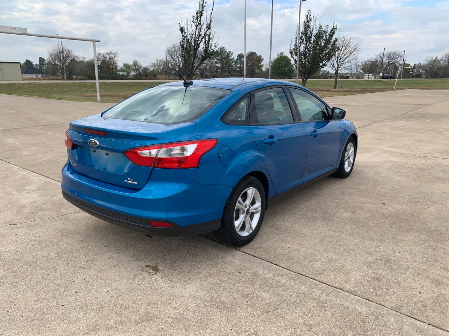 2014 BLUE Ford Focus SE Sedan (1FADP3F25EL) with an 2.0L L4 DOHC 16V engine, AUTOMATIC transmission, located at 17760 Hwy 62, Morris, OK, 74445, (918) 733-4887, 35.609104, -95.877060 - 2014 FORD FOCUS SE HAS A 2.0L 4-CYLINDER FEATURES POWER REMOTE LOCKING SYSTEM, POWER WINDOWS, POWER LOCKS, POWER WINDOWS, POWER MIRRORS, CD PLAYER, AM/FM STEREO, AUX PORT, USB PORT, CLOTH INTERIOR, BLUETOOTH, CRUISE CONTROL, MULTIFUNCTION STEERING WHEEL CONTROL, VOICE COMMAND CONTROL. DOES HAVE REB - Photo#4