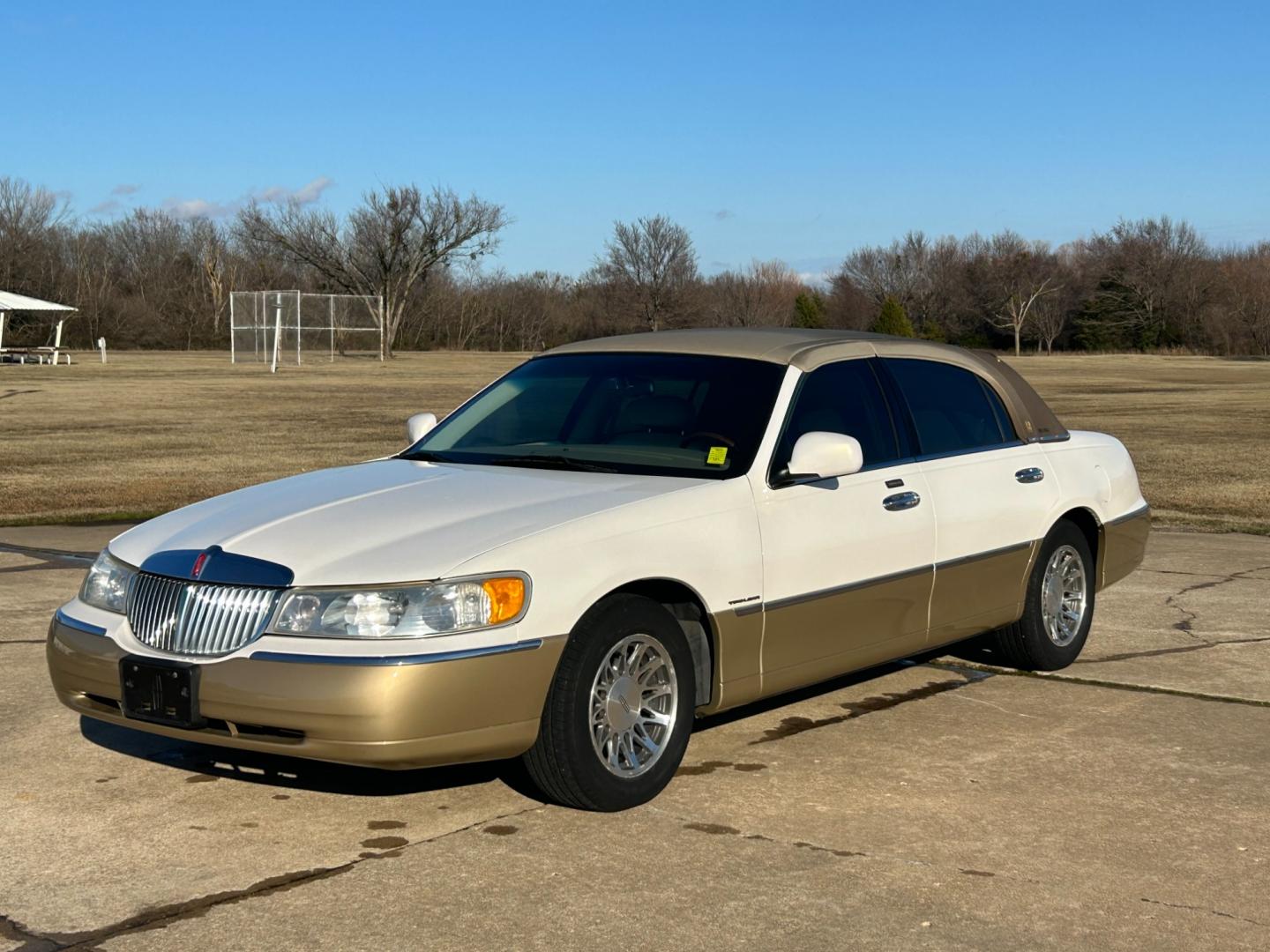 2001 White Lincoln Town Car Signature (1LNHM82WX1Y) with an 4.6L V8 SOHC 16V engine, 4-Speed Automatic Overdrive transmission, located at 17760 Hwy 62, Morris, OK, 74445, (918) 733-4887, 35.609104, -95.877060 - 2001 LINCOLN TOWNCAR SIGNATURE HAS A 4.6L V8 AND IS RWD. FEATURES KEYLESS ENTRY, KEYLESS ENTRY REMOTE, POWER LOCKS, POWER SEATS, POWER WINDOWS, POWER MIRRORS, 6 DISC CD PLAYER, CASSETTE PLAYER, AM/FM STEREO, LEATHER SEATS, MULTIFUNCTION STEERING WHEEL, HANDS-FREE BLUETOOTH CALLING, CRUISE CONTROL, D - Photo#0