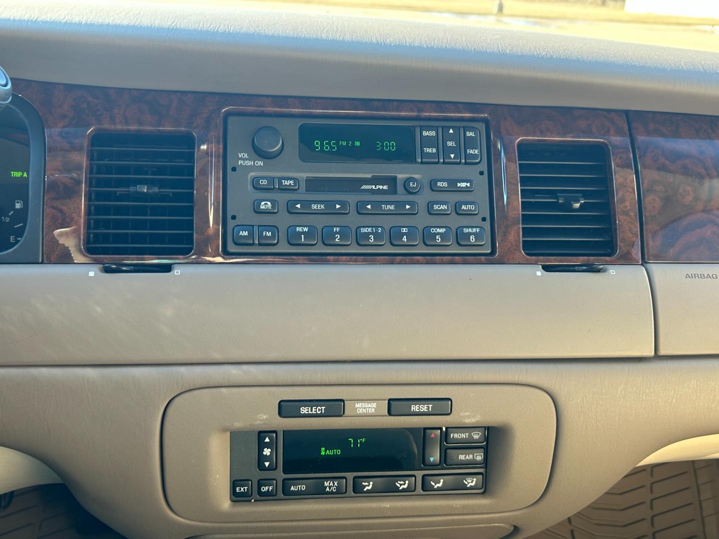 2001 White Lincoln Town Car Signature (1LNHM82WX1Y) with an 4.6L V8 SOHC 16V engine, 4-Speed Automatic Overdrive transmission, located at 17760 Hwy 62, Morris, OK, 74445, (918) 733-4887, 35.609104, -95.877060 - 2001 LINCOLN TOWNCAR SIGNATURE HAS A 4.6L V8 AND IS RWD. FEATURES KEYLESS ENTRY, KEYLESS ENTRY REMOTE, POWER LOCKS, POWER SEATS, POWER WINDOWS, POWER MIRRORS, 6 DISC CD PLAYER, CASSETTE PLAYER, AM/FM STEREO, LEATHER SEATS, MULTIFUNCTION STEERING WHEEL, HANDS-FREE BLUETOOTH CALLING, CRUISE CONTROL, D - Photo#11