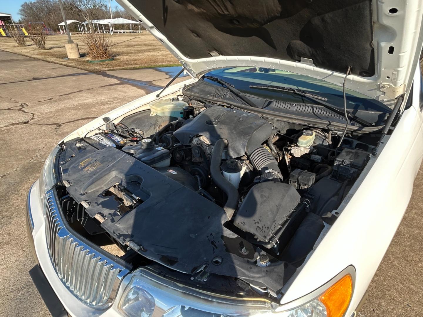 2001 White Lincoln Town Car Signature (1LNHM82WX1Y) with an 4.6L V8 SOHC 16V engine, 4-Speed Automatic Overdrive transmission, located at 17760 Hwy 62, Morris, OK, 74445, (918) 733-4887, 35.609104, -95.877060 - 2001 LINCOLN TOWNCAR SIGNATURE HAS A 4.6L V8 AND IS RWD. FEATURES KEYLESS ENTRY, KEYLESS ENTRY REMOTE, POWER LOCKS, POWER SEATS, POWER WINDOWS, POWER MIRRORS, 6 DISC CD PLAYER, CASSETTE PLAYER, AM/FM STEREO, LEATHER SEATS, MULTIFUNCTION STEERING WHEEL, HANDS-FREE BLUETOOTH CALLING, CRUISE CONTROL, D - Photo#19