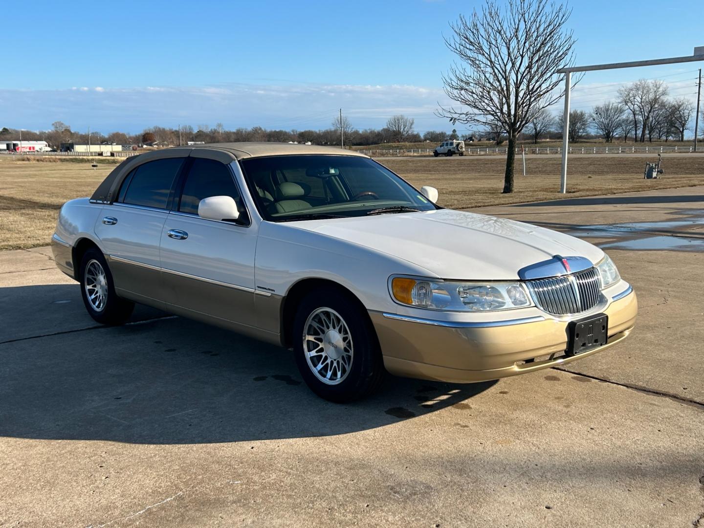 2001 White Lincoln Town Car Signature (1LNHM82WX1Y) with an 4.6L V8 SOHC 16V engine, 4-Speed Automatic Overdrive transmission, located at 17760 Hwy 62, Morris, OK, 74445, (918) 733-4887, 35.609104, -95.877060 - 2001 LINCOLN TOWNCAR SIGNATURE HAS A 4.6L V8 AND IS RWD. FEATURES KEYLESS ENTRY, KEYLESS ENTRY REMOTE, POWER LOCKS, POWER SEATS, POWER WINDOWS, POWER MIRRORS, 6 DISC CD PLAYER, CASSETTE PLAYER, AM/FM STEREO, LEATHER SEATS, MULTIFUNCTION STEERING WHEEL, HANDS-FREE BLUETOOTH CALLING, CRUISE CONTROL, D - Photo#2