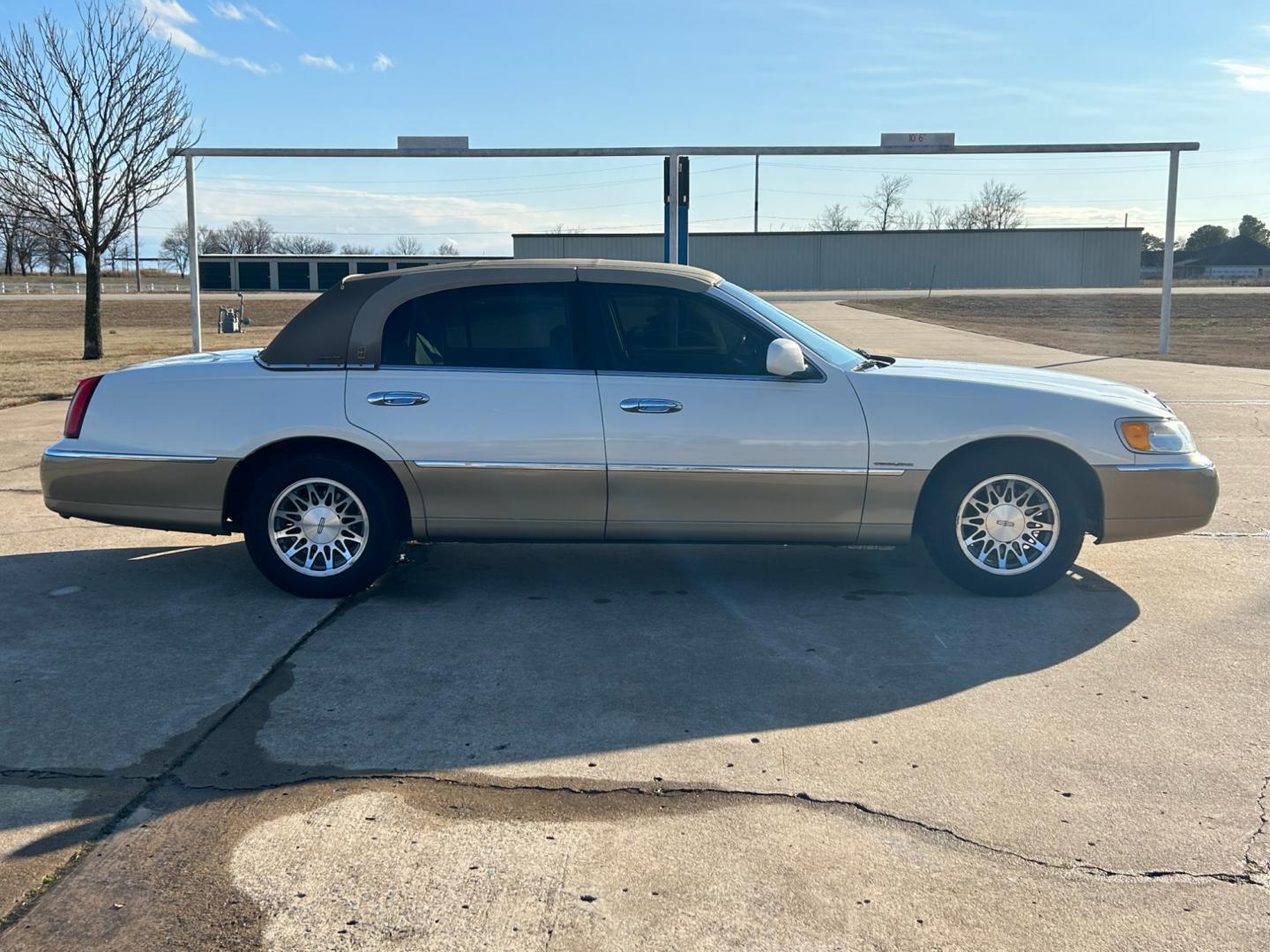 2001 White Lincoln Town Car Signature (1LNHM82WX1Y) with an 4.6L V8 SOHC 16V engine, 4-Speed Automatic Overdrive transmission, located at 17760 Hwy 62, Morris, OK, 74445, (918) 733-4887, 35.609104, -95.877060 - 2001 LINCOLN TOWNCAR SIGNATURE HAS A 4.6L V8 AND IS RWD. FEATURES KEYLESS ENTRY, KEYLESS ENTRY REMOTE, POWER LOCKS, POWER SEATS, POWER WINDOWS, POWER MIRRORS, 6 DISC CD PLAYER, CASSETTE PLAYER, AM/FM STEREO, LEATHER SEATS, MULTIFUNCTION STEERING WHEEL, HANDS-FREE BLUETOOTH CALLING, CRUISE CONTROL, D - Photo#3