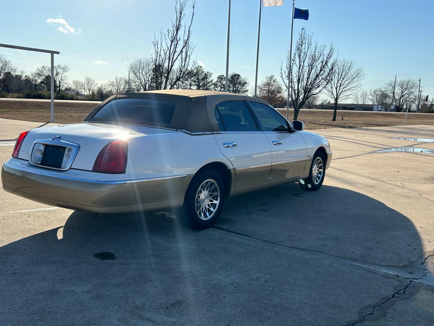 2001 White Lincoln Town Car Signature (1LNHM82WX1Y) with an 4.6L V8 SOHC 16V engine, 4-Speed Automatic Overdrive transmission, located at 17760 Hwy 62, Morris, OK, 74445, (918) 733-4887, 35.609104, -95.877060 - 2001 LINCOLN TOWNCAR SIGNATURE HAS A 4.6L V8 AND IS RWD. FEATURES KEYLESS ENTRY, KEYLESS ENTRY REMOTE, POWER LOCKS, POWER SEATS, POWER WINDOWS, POWER MIRRORS, 6 DISC CD PLAYER, CASSETTE PLAYER, AM/FM STEREO, LEATHER SEATS, MULTIFUNCTION STEERING WHEEL, HANDS-FREE BLUETOOTH CALLING, CRUISE CONTROL, D - Photo#4