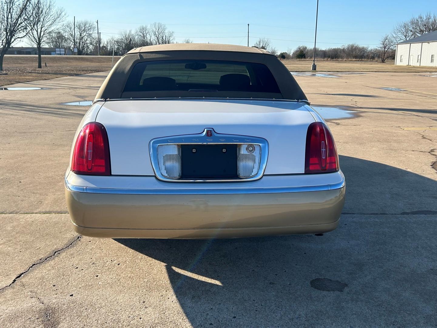 2001 White Lincoln Town Car Signature (1LNHM82WX1Y) with an 4.6L V8 SOHC 16V engine, 4-Speed Automatic Overdrive transmission, located at 17760 Hwy 62, Morris, OK, 74445, (918) 733-4887, 35.609104, -95.877060 - 2001 LINCOLN TOWNCAR SIGNATURE HAS A 4.6L V8 AND IS RWD. FEATURES KEYLESS ENTRY, KEYLESS ENTRY REMOTE, POWER LOCKS, POWER SEATS, POWER WINDOWS, POWER MIRRORS, 6 DISC CD PLAYER, CASSETTE PLAYER, AM/FM STEREO, LEATHER SEATS, MULTIFUNCTION STEERING WHEEL, HANDS-FREE BLUETOOTH CALLING, CRUISE CONTROL, D - Photo#5