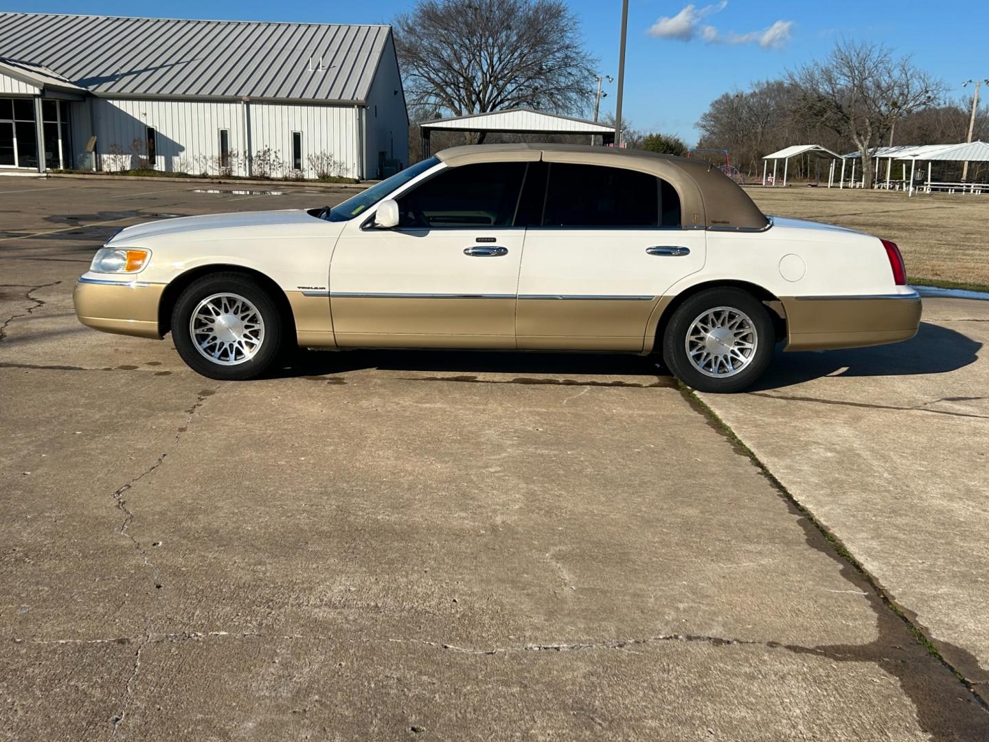 2001 White Lincoln Town Car Signature (1LNHM82WX1Y) with an 4.6L V8 SOHC 16V engine, 4-Speed Automatic Overdrive transmission, located at 17760 Hwy 62, Morris, OK, 74445, (918) 733-4887, 35.609104, -95.877060 - 2001 LINCOLN TOWNCAR SIGNATURE HAS A 4.6L V8 AND IS RWD. FEATURES KEYLESS ENTRY, KEYLESS ENTRY REMOTE, POWER LOCKS, POWER SEATS, POWER WINDOWS, POWER MIRRORS, 6 DISC CD PLAYER, CASSETTE PLAYER, AM/FM STEREO, LEATHER SEATS, MULTIFUNCTION STEERING WHEEL, HANDS-FREE BLUETOOTH CALLING, CRUISE CONTROL, D - Photo#7