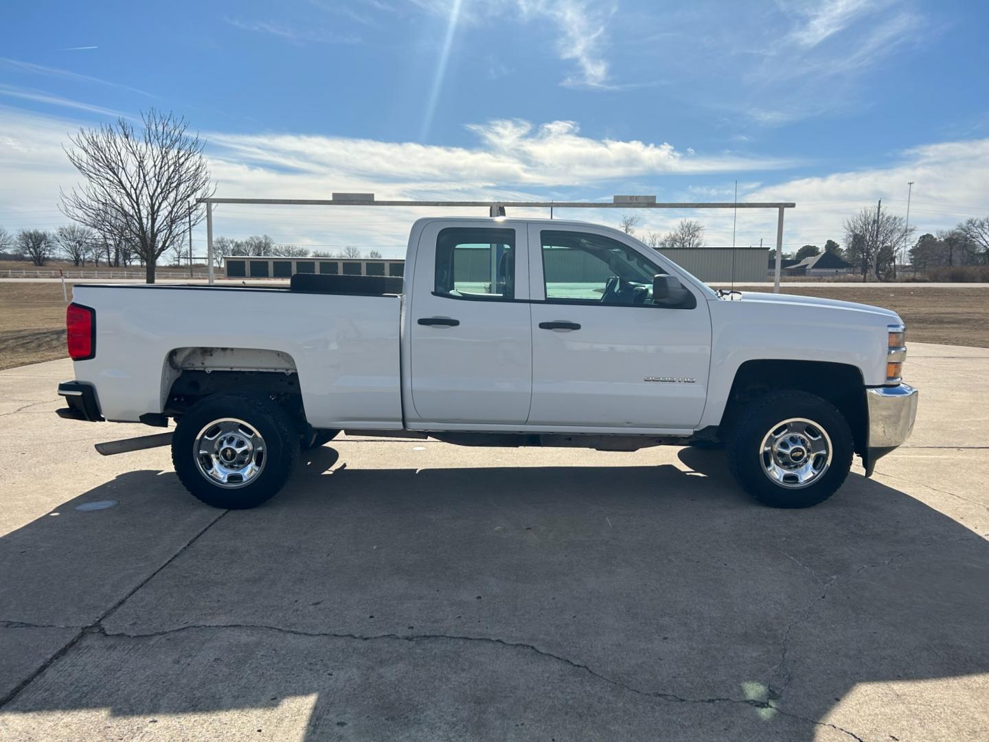 2015 White Chevrolet Silverado 2500HD Work Truck Double Cab 2WD (1GC2CUEB5FZ) with an 6.0L V8 OHV 16V CNG engine, 6A transmission, located at 17760 Hwy 62, Morris, OK, 74445, (918) 733-4887, 35.609104, -95.877060 - 2015 CHEVY SILVERADO 2500HD HAS THE 6.0L V8 AND IS RWD. THIS IS A BI-FUEL TRUCK THAT RUNS ON BOTH CNG OR GASOLINE, FEATURES REMOTE KEYLESS ENTRY, POWER LOCKS, POWER WINDOWS, POWER MIRRORS, MANUAL SEATS, AM/FM STEREO, USB PORT, AUX PORT, LEATHER SEATS, TRACTION CONTROL, BEDLINER, FACTORY-EQUIPPED TRA - Photo#3