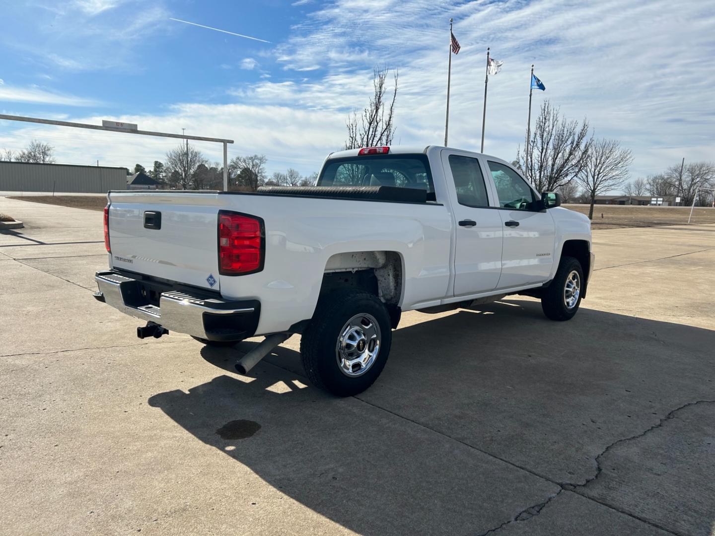 2015 White Chevrolet Silverado 2500HD Work Truck Double Cab 2WD (1GC2CUEB5FZ) with an 6.0L V8 OHV 16V CNG engine, 6A transmission, located at 17760 Hwy 62, Morris, OK, 74445, (918) 733-4887, 35.609104, -95.877060 - 2015 CHEVY SILVERADO 2500HD HAS THE 6.0L V8 AND IS RWD. THIS IS A BI-FUEL TRUCK THAT RUNS ON BOTH CNG OR GASOLINE, FEATURES REMOTE KEYLESS ENTRY, POWER LOCKS, POWER WINDOWS, POWER MIRRORS, MANUAL SEATS, AM/FM STEREO, USB PORT, AUX PORT, LEATHER SEATS, TRACTION CONTROL, BEDLINER, FACTORY-EQUIPPED TRA - Photo#4