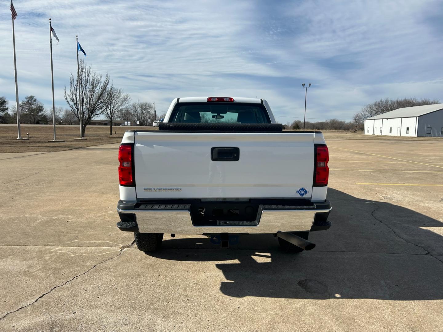 2015 White Chevrolet Silverado 2500HD Work Truck Double Cab 2WD (1GC2CUEB5FZ) with an 6.0L V8 OHV 16V CNG engine, 6A transmission, located at 17760 Hwy 62, Morris, OK, 74445, (918) 733-4887, 35.609104, -95.877060 - 2015 CHEVY SILVERADO 2500HD HAS THE 6.0L V8 AND IS RWD. THIS IS A BI-FUEL TRUCK THAT RUNS ON BOTH CNG OR GASOLINE, FEATURES REMOTE KEYLESS ENTRY, POWER LOCKS, POWER WINDOWS, POWER MIRRORS, MANUAL SEATS, AM/FM STEREO, USB PORT, AUX PORT, LEATHER SEATS, TRACTION CONTROL, BEDLINER, FACTORY-EQUIPPED TRA - Photo#5