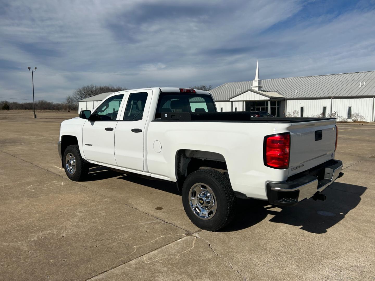 2015 White Chevrolet Silverado 2500HD Work Truck Double Cab 2WD (1GC2CUEB5FZ) with an 6.0L V8 OHV 16V CNG engine, 6A transmission, located at 17760 Hwy 62, Morris, OK, 74445, (918) 733-4887, 35.609104, -95.877060 - 2015 CHEVY SILVERADO 2500HD HAS THE 6.0L V8 AND IS RWD. THIS IS A BI-FUEL TRUCK THAT RUNS ON BOTH CNG OR GASOLINE, FEATURES REMOTE KEYLESS ENTRY, POWER LOCKS, POWER WINDOWS, POWER MIRRORS, MANUAL SEATS, AM/FM STEREO, USB PORT, AUX PORT, LEATHER SEATS, TRACTION CONTROL, BEDLINER, FACTORY-EQUIPPED TRA - Photo#6