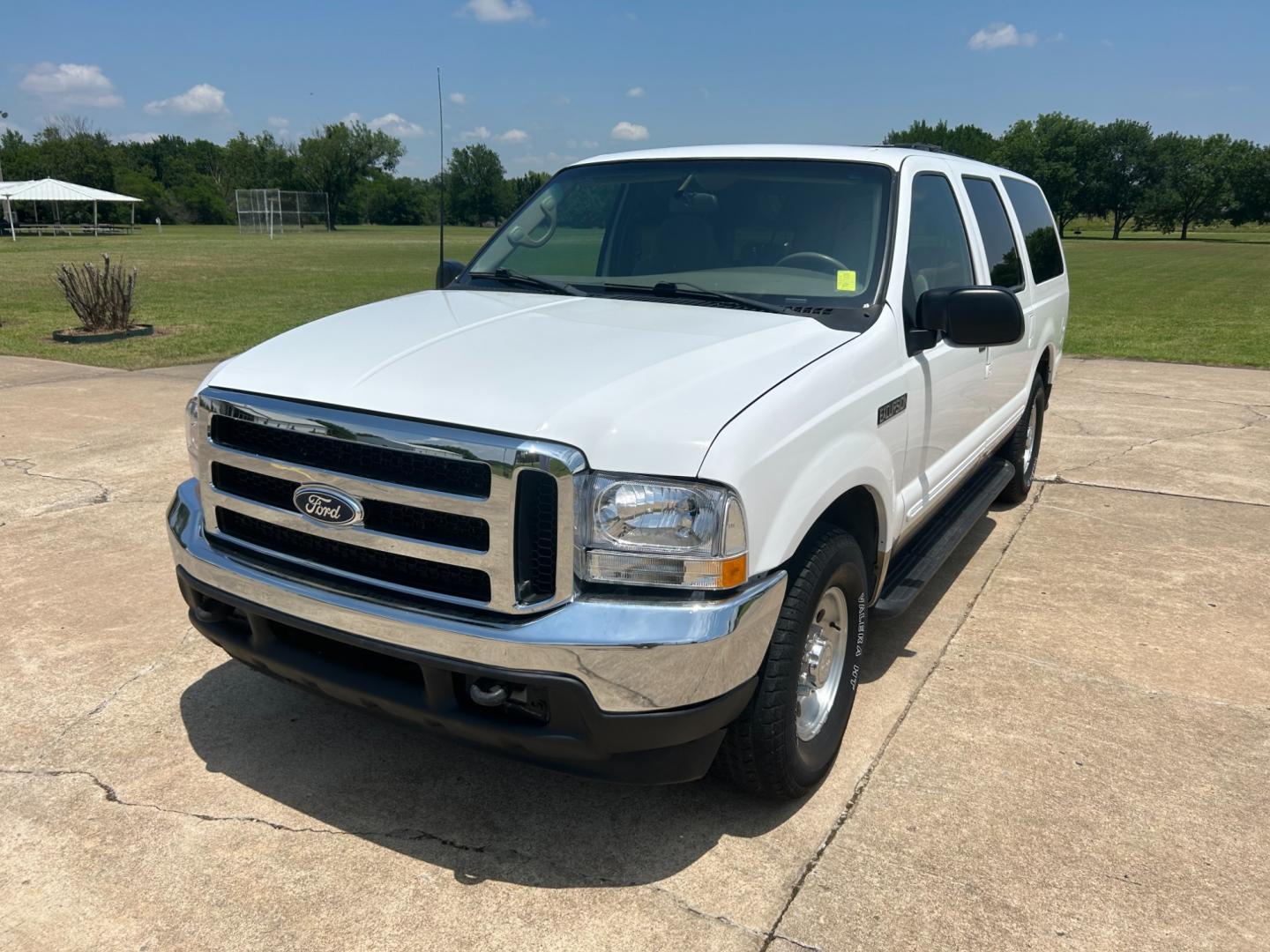 2000 White Ford Excursion XLT 2WD (1FMNU40L4YE) with an 5.4L V8 SOHC 16V engine, 4-Speed Automatic Overdrive transmission, located at 17760 Hwy 62, Morris, OK, 74445, (918) 733-4887, 35.609104, -95.877060 - 2000 FORD EXCURSION IS 5.4L V8 RWD FEATURING POWER LOCKS, POWER WINDOWS, POWER SEATS, POWER MIRRORS, AM/FM STEREO, CD PLAYER, CASSETTE PLAYER, 6 DISC COMPACT MAGAZINE, REAR CLIMATE CONTROL, CRUISE CONTROL, 3RD ROW SEATING. PRIMEWELL VALERA HT LT265/75R16 TIRES. 120,884 MILES WITH A REBUILT TITLE DUE - Photo#0