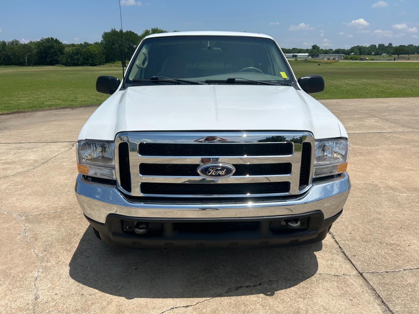 2000 White Ford Excursion XLT 2WD (1FMNU40L4YE) with an 5.4L V8 SOHC 16V engine, 4-Speed Automatic Overdrive transmission, located at 17760 Hwy 62, Morris, OK, 74445, (918) 733-4887, 35.609104, -95.877060 - 2000 FORD EXCURSION IS 5.4L V8 RWD FEATURING POWER LOCKS, POWER WINDOWS, POWER SEATS, POWER MIRRORS, AM/FM STEREO, CD PLAYER, CASSETTE PLAYER, 6 DISC COMPACT MAGAZINE, REAR CLIMATE CONTROL, CRUISE CONTROL, 3RD ROW SEATING. PRIMEWELL VALERA HT LT265/75R16 TIRES. 120,884 MILES WITH A REBUILT TITLE DUE - Photo#1