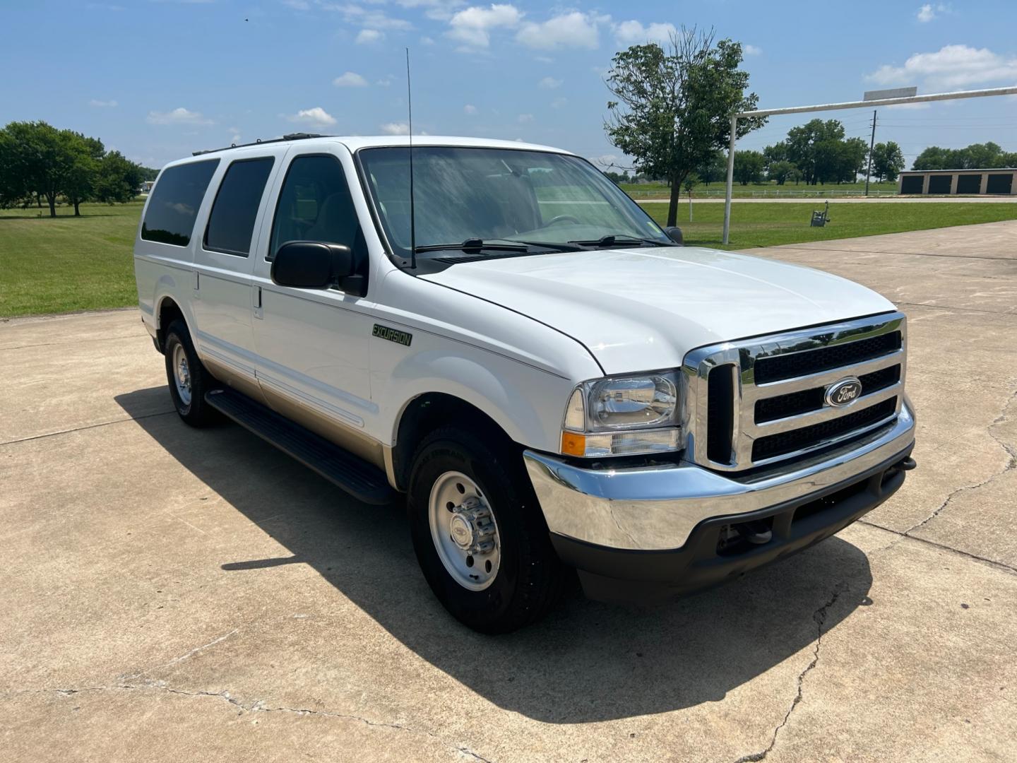 2000 White Ford Excursion XLT 2WD (1FMNU40L4YE) with an 5.4L V8 SOHC 16V engine, 4-Speed Automatic Overdrive transmission, located at 17760 Hwy 62, Morris, OK, 74445, (918) 733-4887, 35.609104, -95.877060 - 2000 FORD EXCURSION IS 5.4L V8 RWD FEATURING POWER LOCKS, POWER WINDOWS, POWER SEATS, POWER MIRRORS, AM/FM STEREO, CD PLAYER, CASSETTE PLAYER, 6 DISC COMPACT MAGAZINE, REAR CLIMATE CONTROL, CRUISE CONTROL, 3RD ROW SEATING. PRIMEWELL VALERA HT LT265/75R16 TIRES. 120,884 MILES WITH A REBUILT TITLE DUE - Photo#2