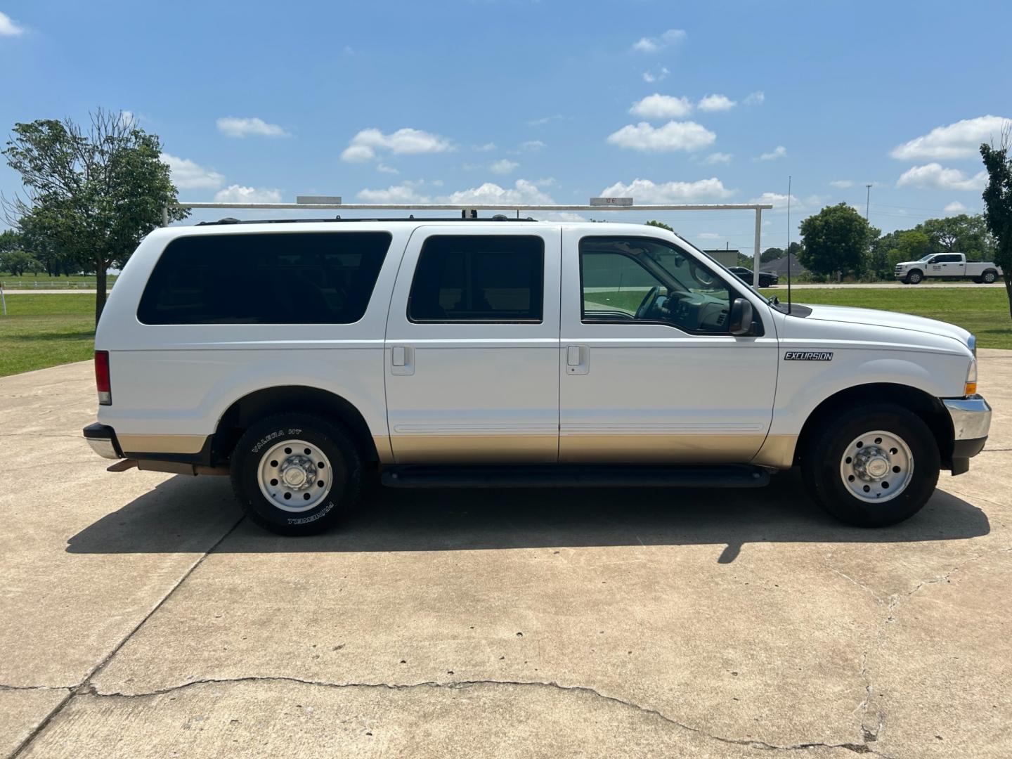 2000 White Ford Excursion XLT 2WD (1FMNU40L4YE) with an 5.4L V8 SOHC 16V engine, 4-Speed Automatic Overdrive transmission, located at 17760 Hwy 62, Morris, OK, 74445, (918) 733-4887, 35.609104, -95.877060 - 2000 FORD EXCURSION IS 5.4L V8 RWD FEATURING POWER LOCKS, POWER WINDOWS, POWER SEATS, POWER MIRRORS, AM/FM STEREO, CD PLAYER, CASSETTE PLAYER, 6 DISC COMPACT MAGAZINE, REAR CLIMATE CONTROL, CRUISE CONTROL, 3RD ROW SEATING. PRIMEWELL VALERA HT LT265/75R16 TIRES. 120,884 MILES WITH A REBUILT TITLE DUE - Photo#3