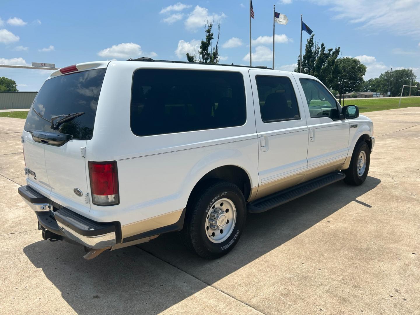 2000 White Ford Excursion XLT 2WD (1FMNU40L4YE) with an 5.4L V8 SOHC 16V engine, 4-Speed Automatic Overdrive transmission, located at 17760 Hwy 62, Morris, OK, 74445, (918) 733-4887, 35.609104, -95.877060 - 2000 FORD EXCURSION IS 5.4L V8 RWD FEATURING POWER LOCKS, POWER WINDOWS, POWER SEATS, POWER MIRRORS, AM/FM STEREO, CD PLAYER, CASSETTE PLAYER, 6 DISC COMPACT MAGAZINE, REAR CLIMATE CONTROL, CRUISE CONTROL, 3RD ROW SEATING. PRIMEWELL VALERA HT LT265/75R16 TIRES. 120,884 MILES WITH A REBUILT TITLE DUE - Photo#4