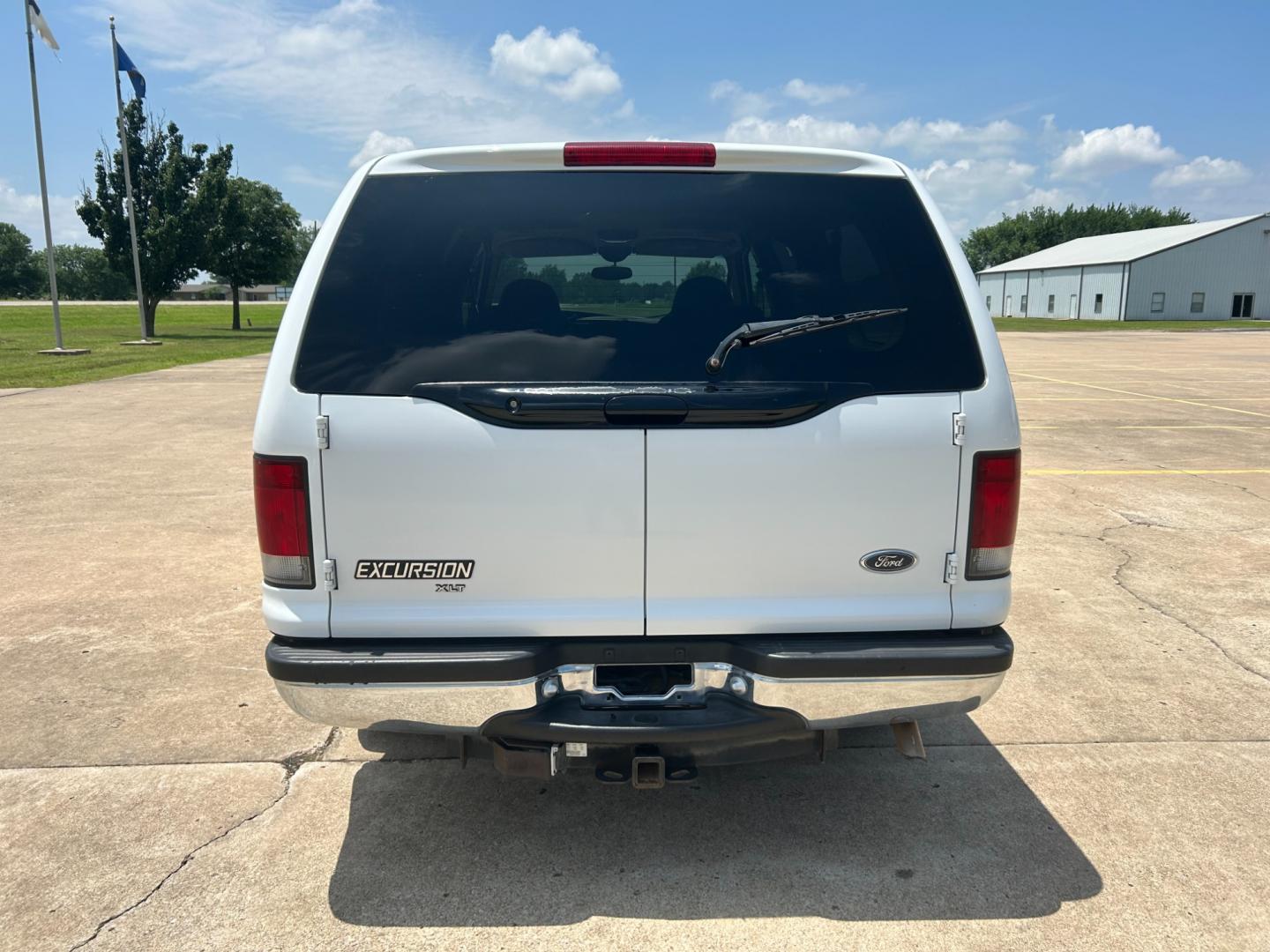 2000 White Ford Excursion XLT 2WD (1FMNU40L4YE) with an 5.4L V8 SOHC 16V engine, 4-Speed Automatic Overdrive transmission, located at 17760 Hwy 62, Morris, OK, 74445, (918) 733-4887, 35.609104, -95.877060 - 2000 FORD EXCURSION IS 5.4L V8 RWD FEATURING POWER LOCKS, POWER WINDOWS, POWER SEATS, POWER MIRRORS, AM/FM STEREO, CD PLAYER, CASSETTE PLAYER, 6 DISC COMPACT MAGAZINE, REAR CLIMATE CONTROL, CRUISE CONTROL, 3RD ROW SEATING. PRIMEWELL VALERA HT LT265/75R16 TIRES. 120,884 MILES WITH A REBUILT TITLE DUE - Photo#5