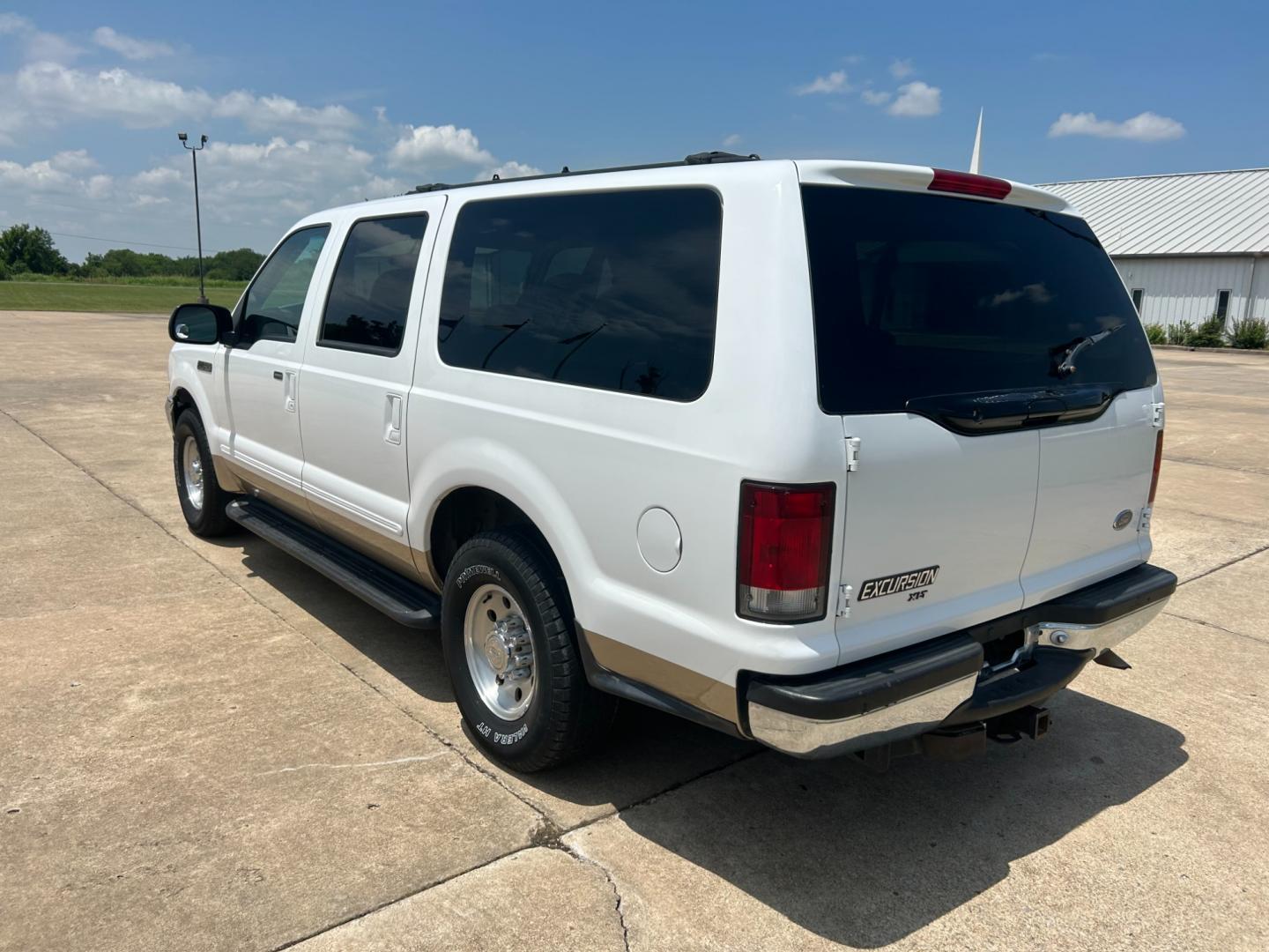 2000 White Ford Excursion XLT 2WD (1FMNU40L4YE) with an 5.4L V8 SOHC 16V engine, 4-Speed Automatic Overdrive transmission, located at 17760 Hwy 62, Morris, OK, 74445, (918) 733-4887, 35.609104, -95.877060 - 2000 FORD EXCURSION IS 5.4L V8 RWD FEATURING POWER LOCKS, POWER WINDOWS, POWER SEATS, POWER MIRRORS, AM/FM STEREO, CD PLAYER, CASSETTE PLAYER, 6 DISC COMPACT MAGAZINE, REAR CLIMATE CONTROL, CRUISE CONTROL, 3RD ROW SEATING. PRIMEWELL VALERA HT LT265/75R16 TIRES. 120,884 MILES WITH A REBUILT TITLE DUE - Photo#6