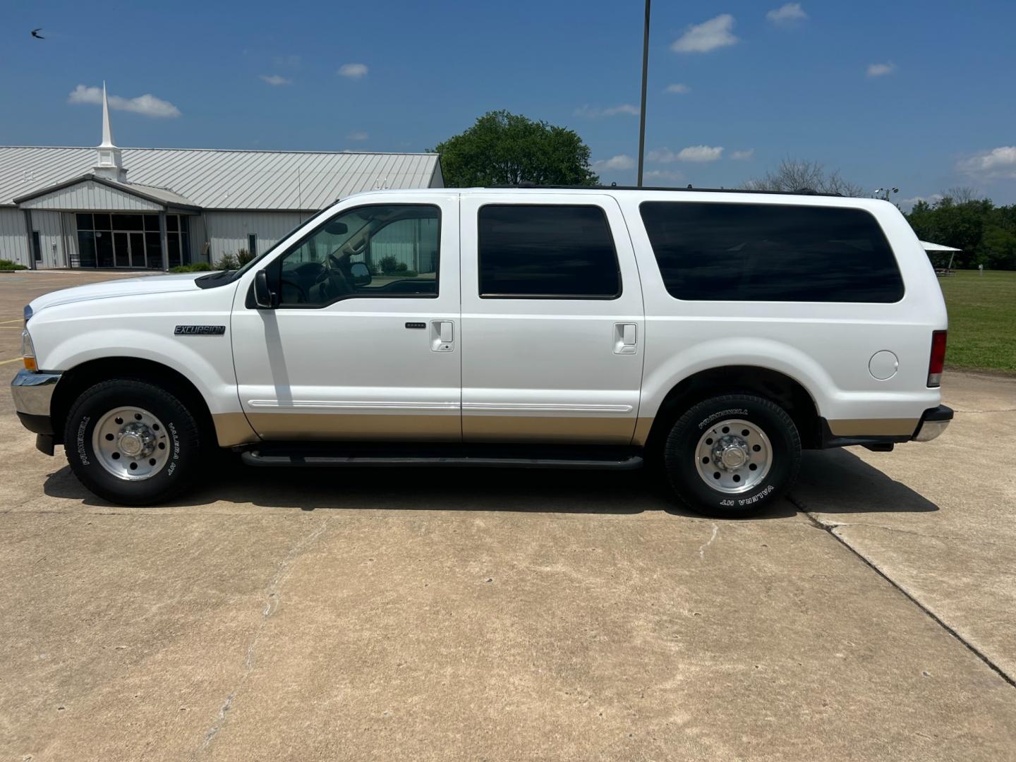 2000 White Ford Excursion XLT 2WD (1FMNU40L4YE) with an 5.4L V8 SOHC 16V engine, 4-Speed Automatic Overdrive transmission, located at 17760 Hwy 62, Morris, OK, 74445, (918) 733-4887, 35.609104, -95.877060 - 2000 FORD EXCURSION IS 5.4L V8 RWD FEATURING POWER LOCKS, POWER WINDOWS, POWER SEATS, POWER MIRRORS, AM/FM STEREO, CD PLAYER, CASSETTE PLAYER, 6 DISC COMPACT MAGAZINE, REAR CLIMATE CONTROL, CRUISE CONTROL, 3RD ROW SEATING. PRIMEWELL VALERA HT LT265/75R16 TIRES. 120,884 MILES WITH A REBUILT TITLE DUE - Photo#7