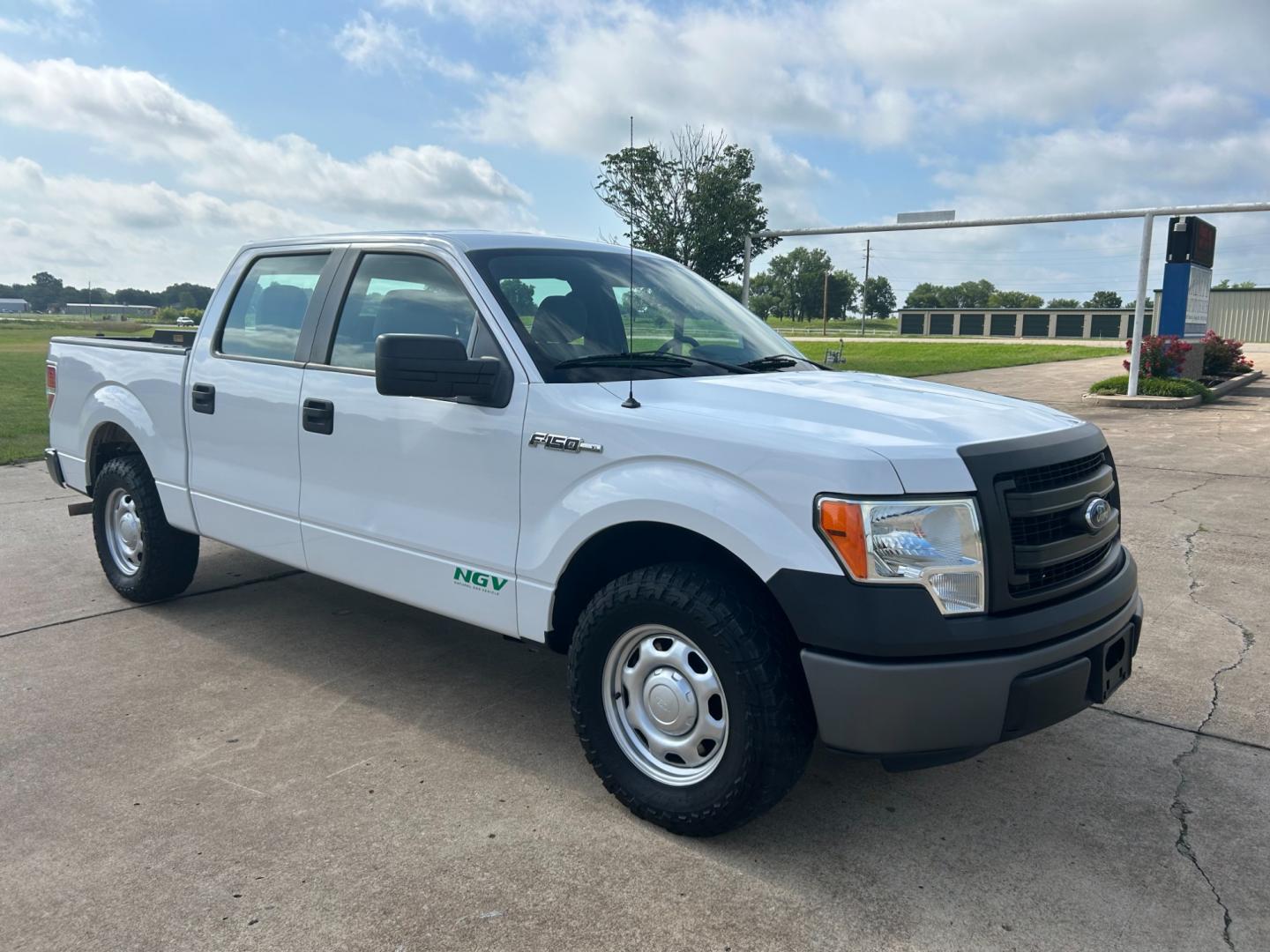 2014 Ford F-150 XLT SuperCrew 5.5-ft. Bed 2WD (1FTEW1CM2EK) with an 3.7L V6 engine, 6-Speed Automatic transmission, located at 17760 Hwy 62, Morris, OK, 74445, (918) 733-4887, 35.609104, -95.877060 - Photo#2