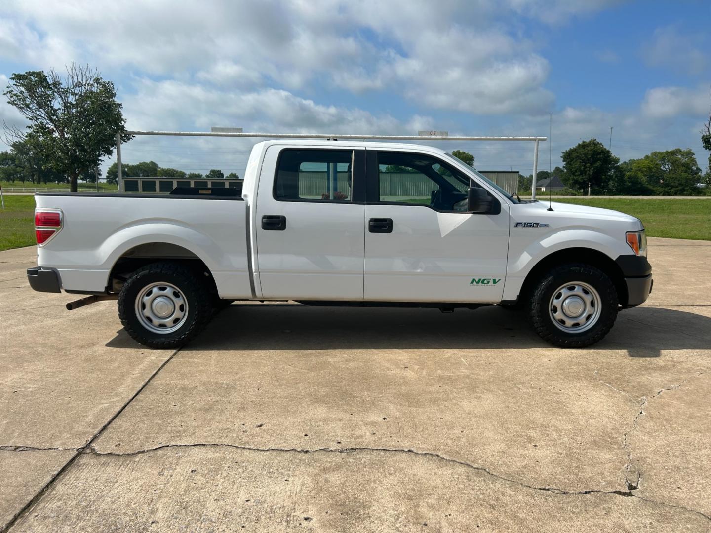 2014 Ford F-150 XLT SuperCrew 5.5-ft. Bed 2WD (1FTEW1CM2EK) with an 3.7L V6 engine, 6-Speed Automatic transmission, located at 17760 Hwy 62, Morris, OK, 74445, (918) 733-4887, 35.609104, -95.877060 - Photo#3