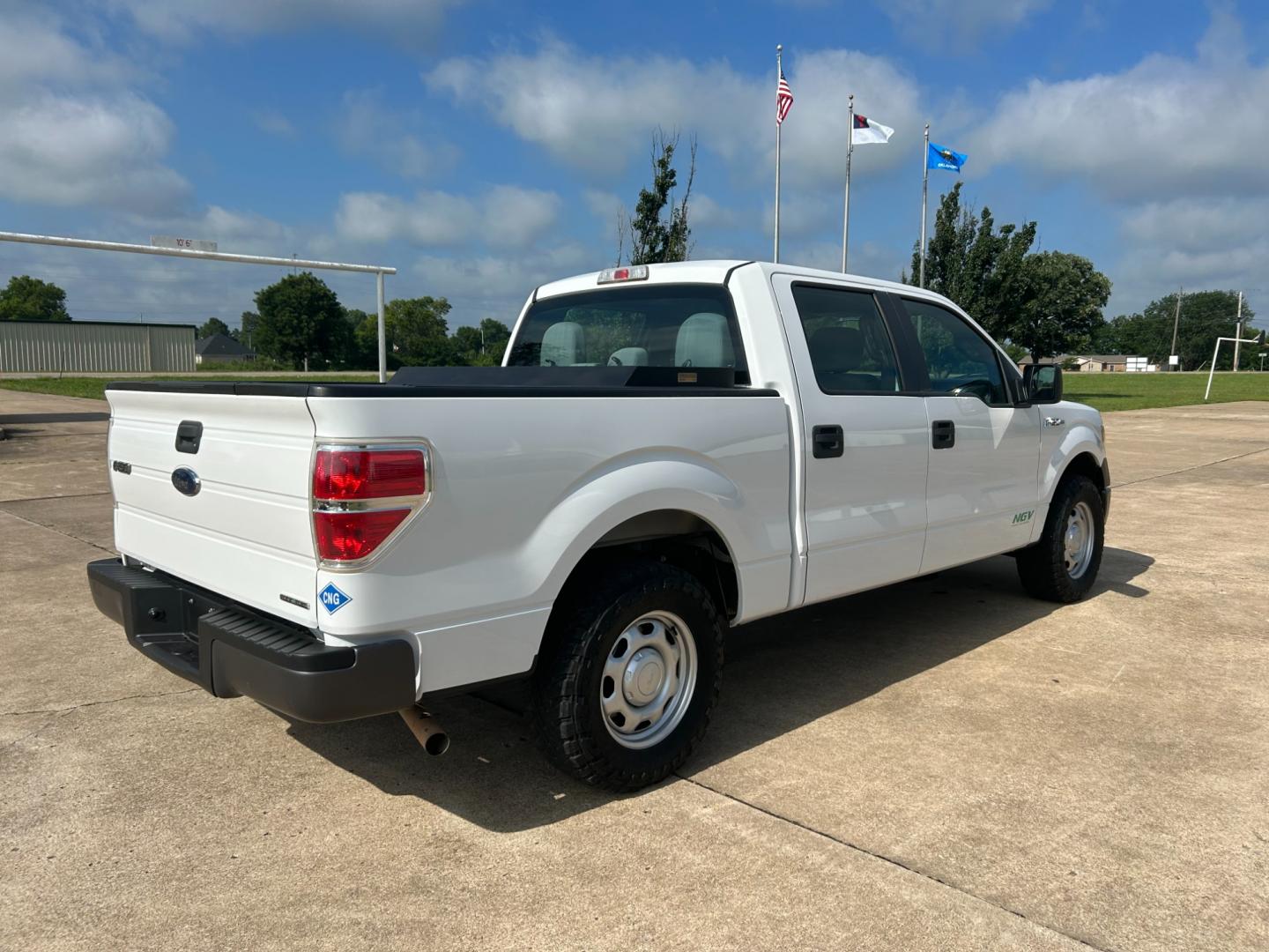 2014 Ford F-150 XLT SuperCrew 5.5-ft. Bed 2WD (1FTEW1CM2EK) with an 3.7L V6 engine, 6-Speed Automatic transmission, located at 17760 Hwy 62, Morris, OK, 74445, (918) 733-4887, 35.609104, -95.877060 - Photo#4