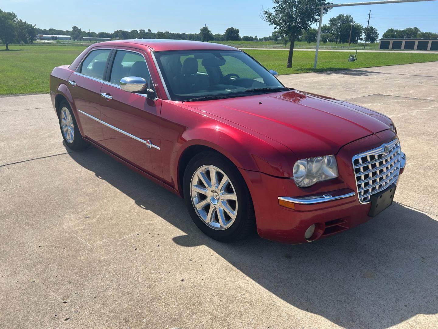 2006 RED Chrysler 300 C (2C3LA63H76H) with an 5.7L V8 OHV 16V engine, 5-Speed Automatic Overdrive transmission, located at 17760 Hwy 62, Morris, OK, 74445, (918) 733-4887, 35.609104, -95.877060 - 2006 CHRYSLER 300 C FEATURES POWER SEATS, POWER WINDOWS, POWER LOCKS, POWER MIRRORS, AM/FM STEREO, CD PLAYER, CASSETTE PLAYER, DUAL CLIMATE CONTROL, HEATED SEATS, SUNROOF, LEATHER SEATS. 152,338 MILES WITH 225/60R18 TIRES. ******DOES HAVE A REBUILT TITLE******** $6900 CALL RUSS OR JONA AT 91 - Photo#2