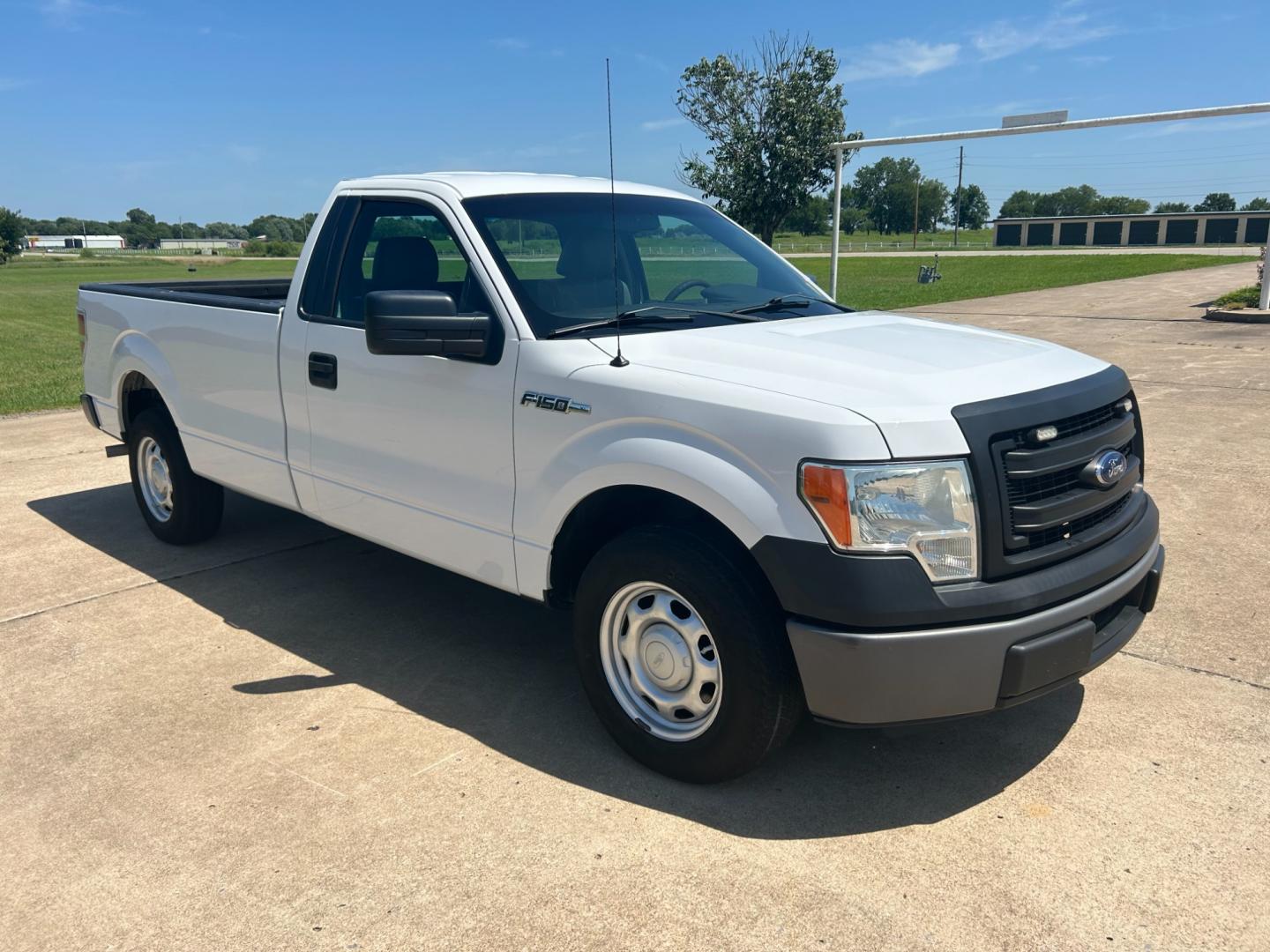 2014 White Ford F-150 STX 6.5-ft. Bed 2WD (1FTMF1CM6EK) with an 3.7L V6 DOHC 24V engine, 6-Speed Automatic transmission, located at 17760 Hwy 62, Morris, OK, 74445, (918) 733-4887, 35.609104, -95.877060 - Photo#2