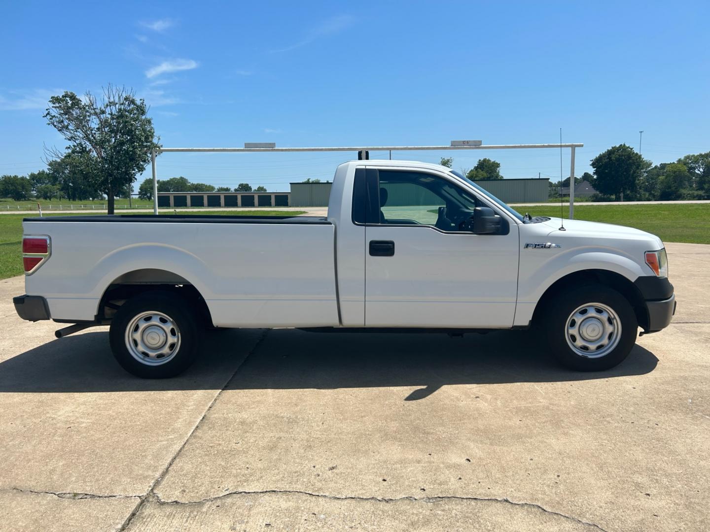 2014 White Ford F-150 STX 6.5-ft. Bed 2WD (1FTMF1CM6EK) with an 3.7L V6 DOHC 24V engine, 6-Speed Automatic transmission, located at 17760 Hwy 62, Morris, OK, 74445, (918) 733-4887, 35.609104, -95.877060 - Photo#3