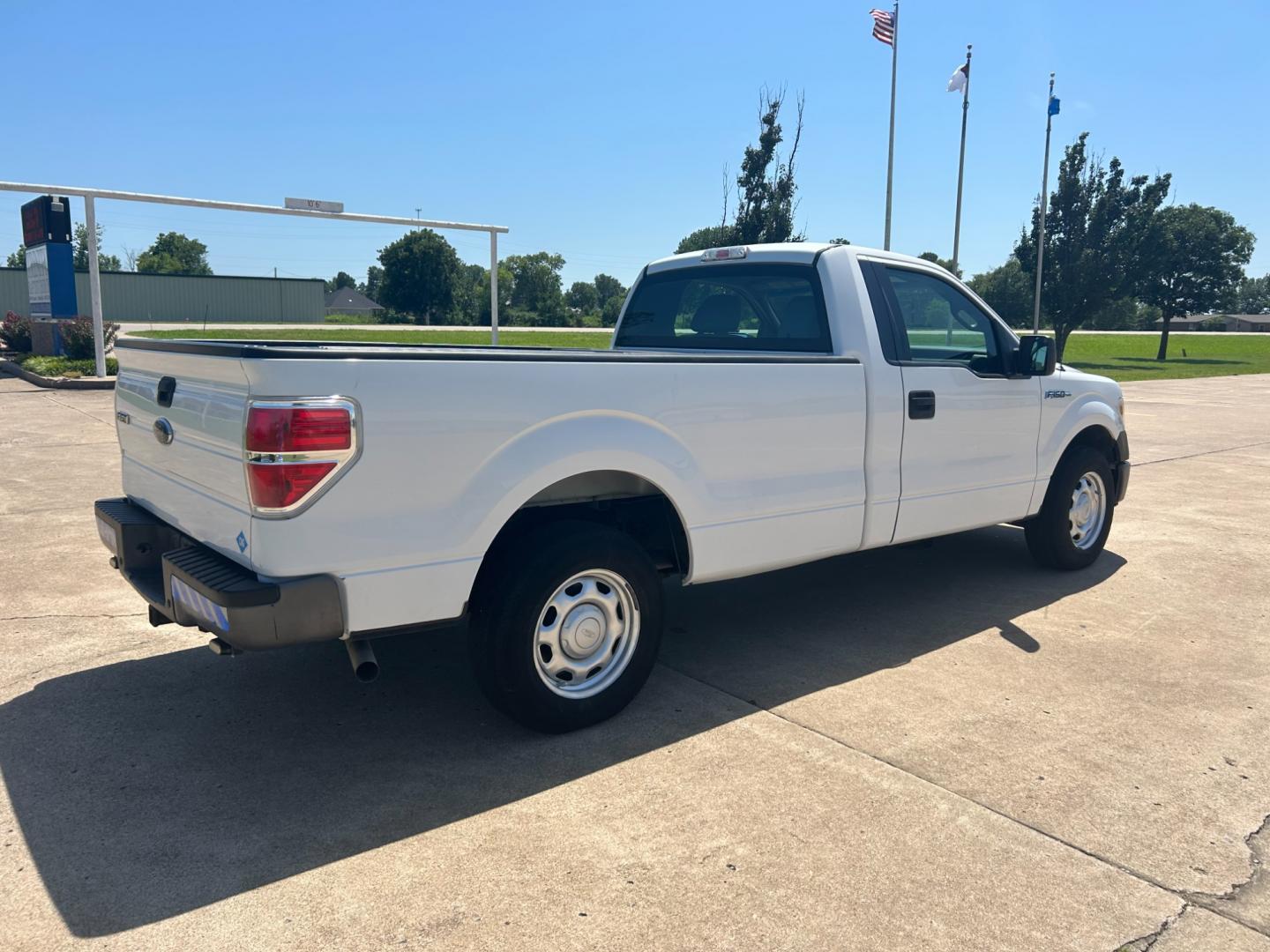 2014 White Ford F-150 STX 6.5-ft. Bed 2WD (1FTMF1CM6EK) with an 3.7L V6 DOHC 24V engine, 6-Speed Automatic transmission, located at 17760 Hwy 62, Morris, OK, 74445, (918) 733-4887, 35.609104, -95.877060 - Photo#4