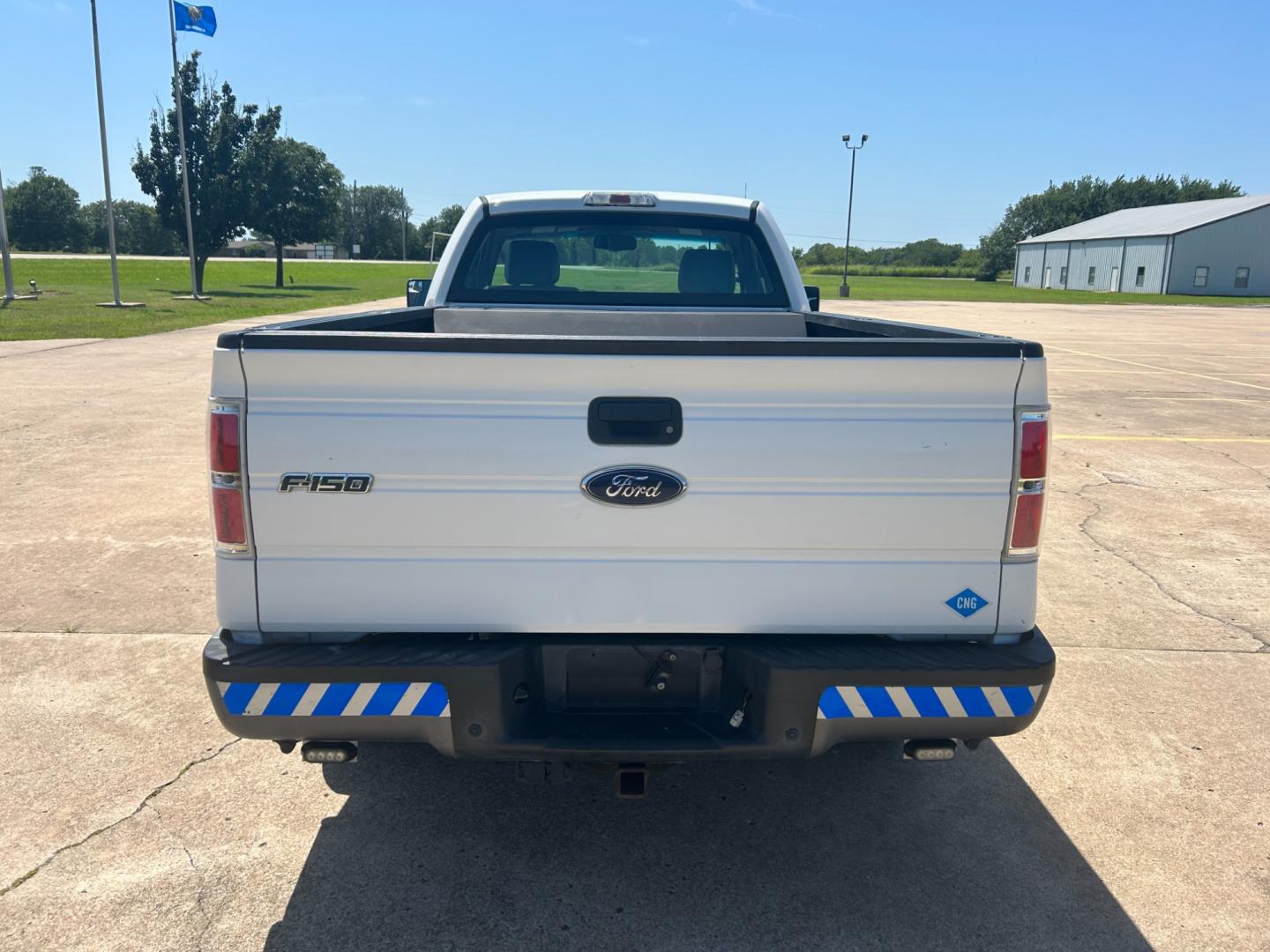 2014 White Ford F-150 STX 6.5-ft. Bed 2WD (1FTMF1CM6EK) with an 3.7L V6 DOHC 24V engine, 6-Speed Automatic transmission, located at 17760 Hwy 62, Morris, OK, 74445, (918) 733-4887, 35.609104, -95.877060 - Photo#5