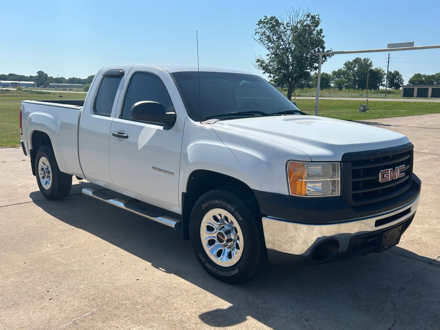 2011 White GMC Sierra 1500 Work Truck Ext. Cab 2WD (1GTR1TEX8BZ) with an 4.3L V6 OHV 12V engine, 4-Speed Automatic transmission, located at 17760 Hwy 62, Morris, OK, 74445, (918) 733-4887, 35.609104, -95.877060 - Photo#2