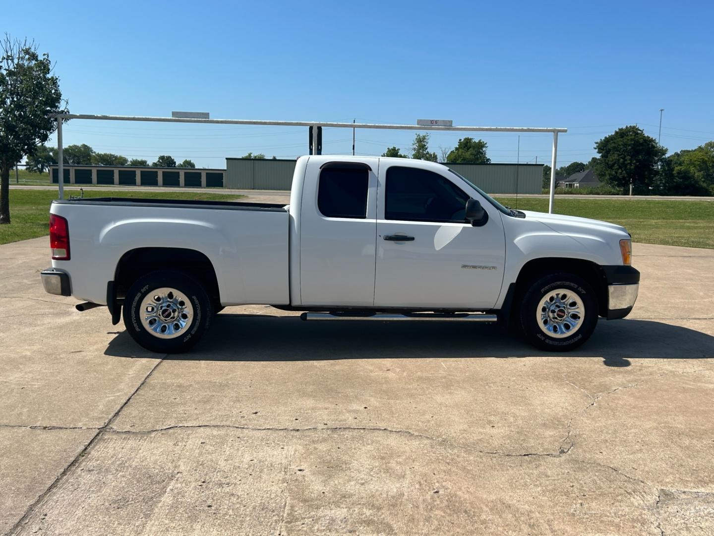 2011 White GMC Sierra 1500 Work Truck Ext. Cab 2WD (1GTR1TEX8BZ) with an 4.3L V6 OHV 12V engine, 4-Speed Automatic transmission, located at 17760 Hwy 62, Morris, OK, 74445, (918) 733-4887, 35.609104, -95.877060 - Photo#3