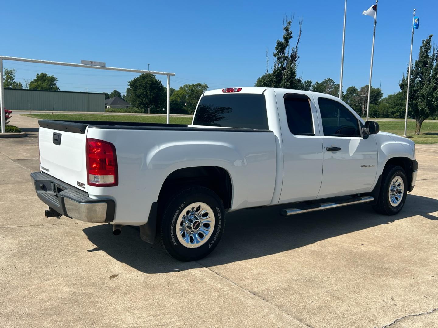 2011 White GMC Sierra 1500 Work Truck Ext. Cab 2WD (1GTR1TEX8BZ) with an 4.3L V6 OHV 12V engine, 4-Speed Automatic transmission, located at 17760 Hwy 62, Morris, OK, 74445, (918) 733-4887, 35.609104, -95.877060 - Photo#4