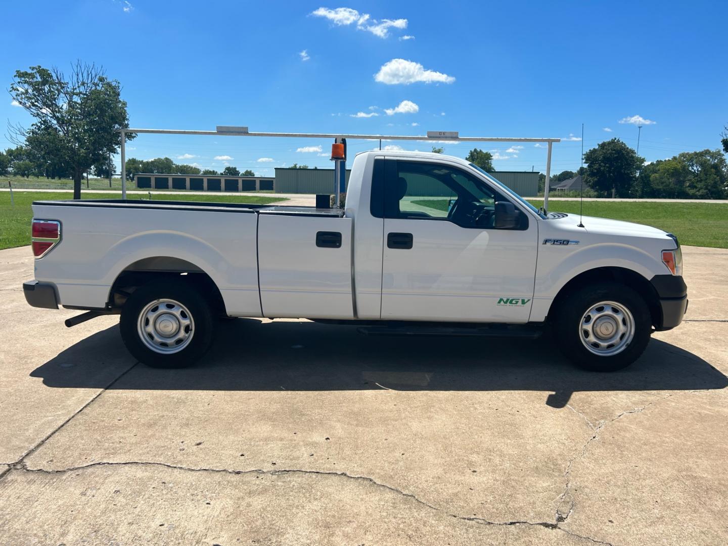 2014 White /Gray Ford F-150 STX 6.5-ft. Bed 2WD (1FTMF1CM0EK) with an 3.7L V6 DOHC 24V engine, 6-Speed Automatic transmission, located at 17760 Hwy 62, Morris, OK, 74445, (918) 733-4887, 35.609104, -95.877060 - 2014 FORD F-150 EXTENDED CAB HAS THE 3.7L V6 AND IS 2WD. THIS TRUCK IS A BI-FUEL THAT RUNS ON BOTH CNG (COMPRESSED NATURAL GAS) OR GASOLINE. FEATURES REMOTE KEYLESS ENTRY, POWER LOCKS, POWER WINDOWS, POWER MIRRORS, AM/FM STEREO, CD PLAYER, SIRIUS RADIO, AUX PORT, USB PORT, CLOTH INTERIOR, TRACTION C - Photo#3