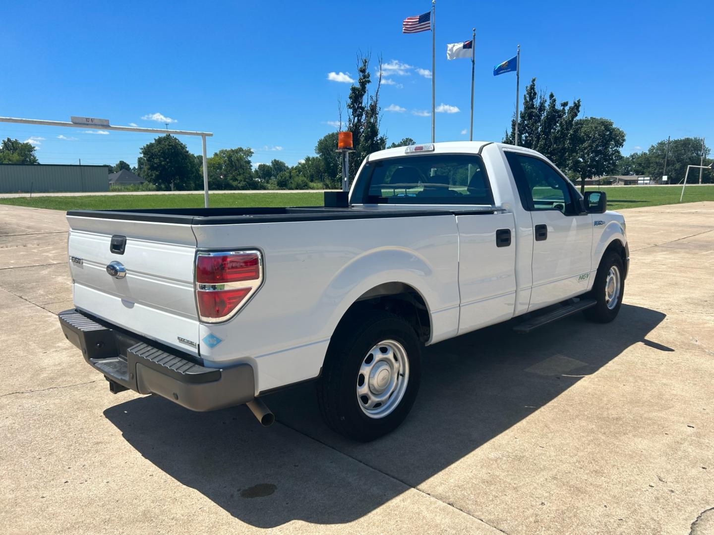 2014 White /Gray Ford F-150 STX 6.5-ft. Bed 2WD (1FTMF1CM0EK) with an 3.7L V6 DOHC 24V engine, 6-Speed Automatic transmission, located at 17760 Hwy 62, Morris, OK, 74445, (918) 733-4887, 35.609104, -95.877060 - 2014 FORD F-150 EXTENDED CAB HAS THE 3.7L V6 AND IS 2WD. THIS TRUCK IS A BI-FUEL THAT RUNS ON BOTH CNG (COMPRESSED NATURAL GAS) OR GASOLINE. FEATURES REMOTE KEYLESS ENTRY, POWER LOCKS, POWER WINDOWS, POWER MIRRORS, AM/FM STEREO, CD PLAYER, SIRIUS RADIO, AUX PORT, USB PORT, CLOTH INTERIOR, TRACTION C - Photo#4